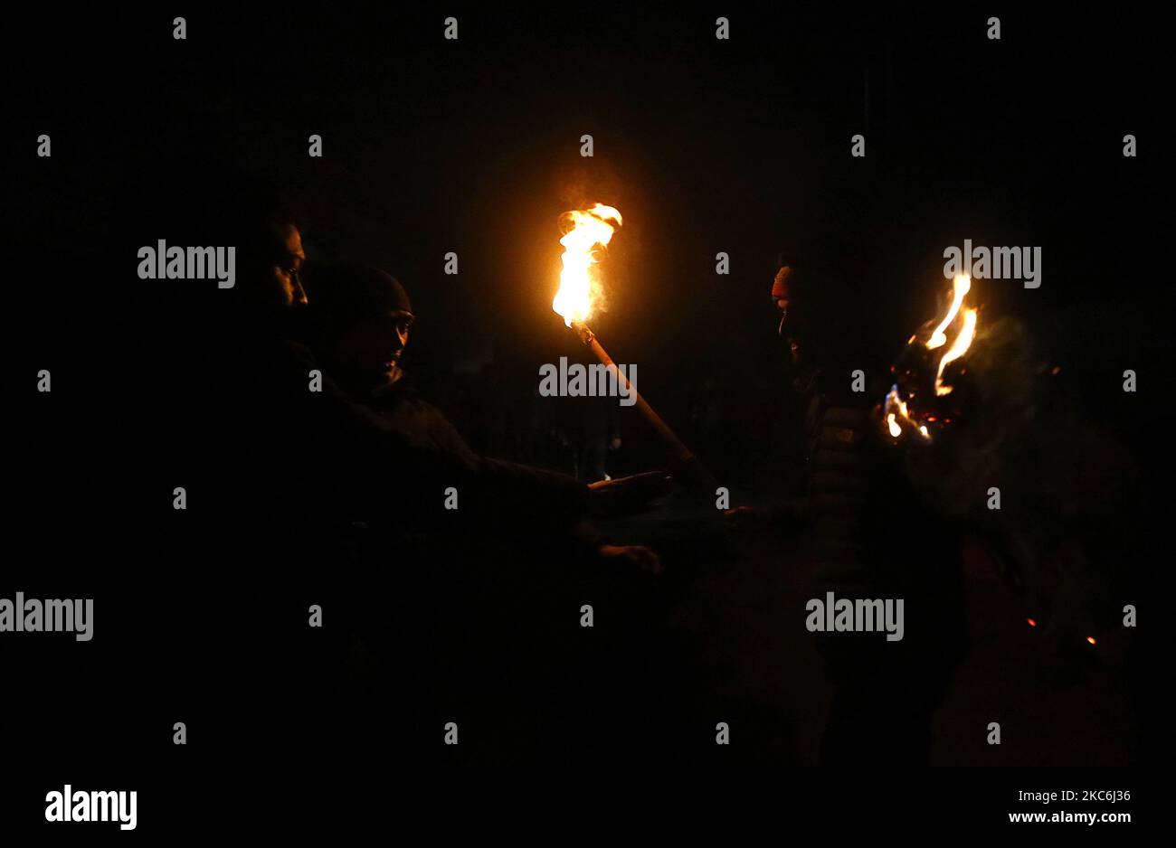 I manifestanti nepalesi si esibiscono in un raduno di luci per protestare contro lo scioglimento del parlamento a Kathmandu, Nepal, lunedì 28 dicembre 2020. Il primo ministro nepalese KP Sharma Oli, in risposta alle sfide dei rivali del partito, ha raccomandato lo scioglimento dell'attuale parlamento e ha chiesto le elezioni generali durante una riunione di emergenza del governo il 20 dicembre. La decisione è stata ratificata dal Presidente Bidhya Devi Bhandari, che ha convocato un'elezione in due fasi che si terrà nell'aprile e maggio 2021. (Foto di Saroj Baizu/NurPhoto) Foto Stock