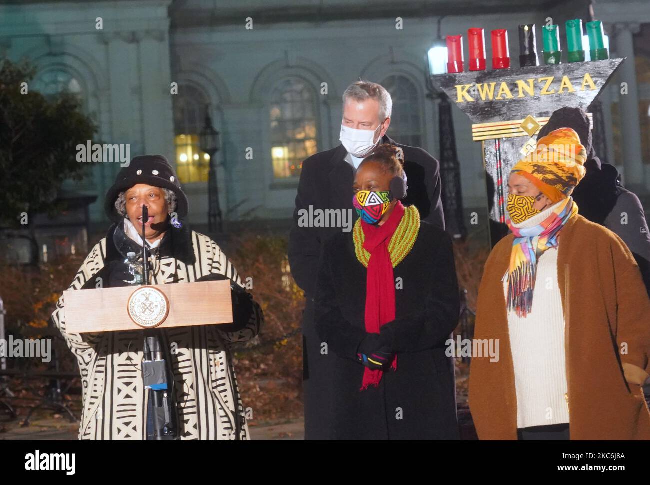 L'artista Maisha Sullivan Ongoza (L) è visto alla 1st Notte di Kwanzaa, nel Parco del Municipio, nel centro di Manhattan il 26 dicembre 2020. (Foto di Selcuk Acar/NurPhoto) Foto Stock