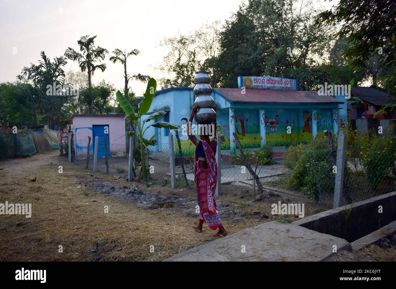 Abitanti della zona di taglio nel distretto di malkangiri dello stato di Odisha ed è vicino da oltre 5 km di distanza dalla capitale come è finora gli abitanti del villaggio che soffrono per la loro connettività stradale villaggio nel distretto di malkangiri dello stato di odisha. Questi sono abitanti del villaggio stanno soffrendo questo tipo di problema dopo l'indipendenza del paese fino ad ora e solo una fonte di trasporto per loro è la barca di paese come stanno vivendo all'interno di Balimela risorse d'acqua da vicino da oltre 50 anni. (Foto di Str/NurPhoto) Foto Stock