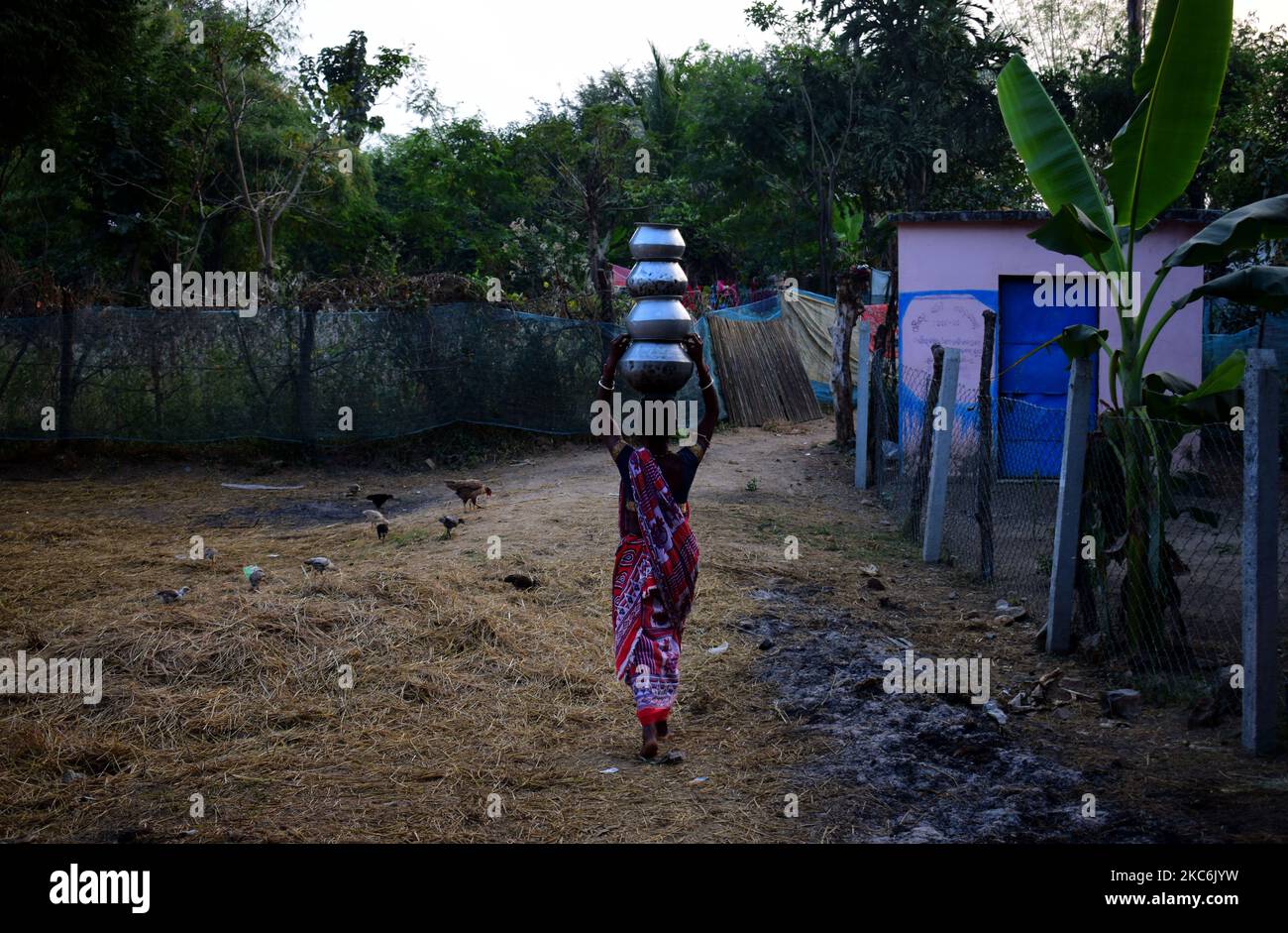 Abitanti della zona di taglio nel distretto di malkangiri dello stato di Odisha ed è vicino da oltre 5 km di distanza dalla capitale come è finora gli abitanti del villaggio che soffrono per la loro connettività stradale villaggio nel distretto di malkangiri dello stato di odisha. Questi sono abitanti del villaggio stanno soffrendo questo tipo di problema dopo l'indipendenza del paese fino ad ora e solo una fonte di trasporto per loro è la barca di paese come stanno vivendo all'interno di Balimela risorse d'acqua da vicino da oltre 50 anni. (Foto di Str/NurPhoto) Foto Stock