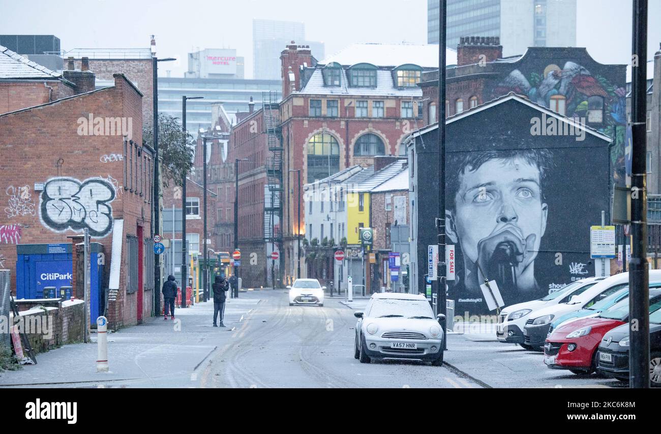 Un murale di Ian Curtis della Joy Division sorveglia il quartiere settentrionale nel centro di Manchester, mentre la neve colpisce il Regno Unito. Martedì 29th dicembre 2020. (Foto di Pat Scaasi/MI News/NurPhoto) Foto Stock