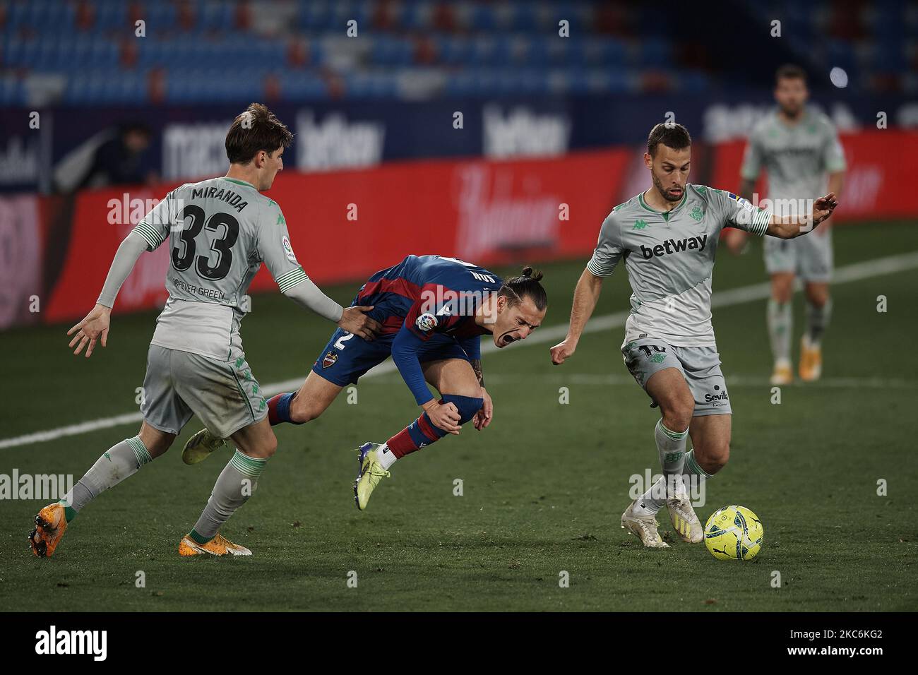 Juan Miranda di Betis e Francisco Javier Son di Levante gareggiano per la palla durante la partita la Liga Santader tra Levante UD e Real Betis allo Stadio Ciutat de Valencia il 29 dicembre 2020 a Valencia, Spagna. (Foto di Jose Breton/Pics Action/NurPhoto) Foto Stock