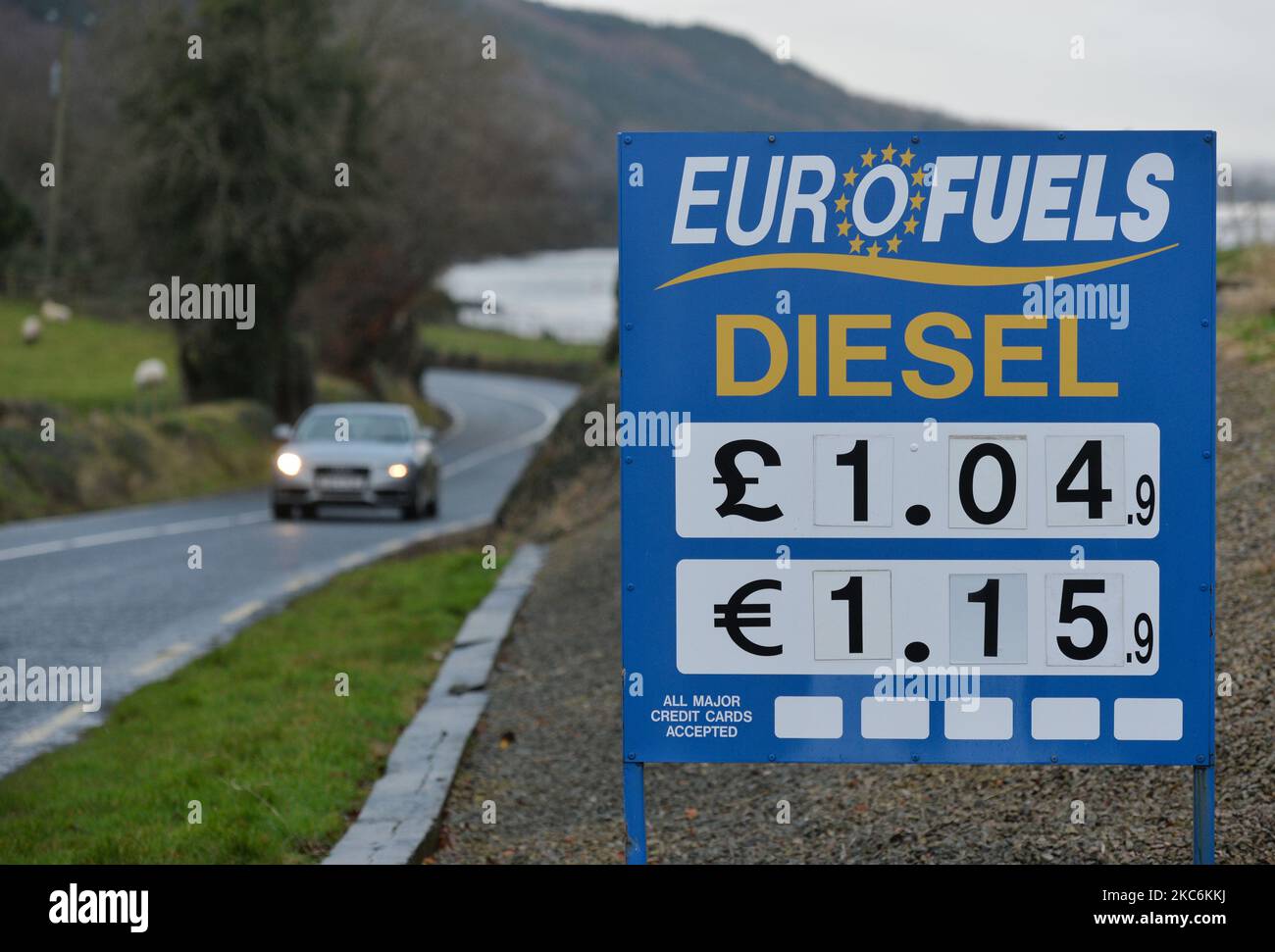 Un bordo con i prezzi del combustibile diesel in GBP ed euro visto vicino Omeath, un villaggio sulla penisola di Cooley nella contea di Louth, Irlanda, vicino al confine con l'Irlanda del Nord. Martedì 29 dicembre 2020, a Jonesborough, County Armagh, Irlanda del Nord, Regno Unito. (Foto di Artur Widak/NurPhoto) Foto Stock