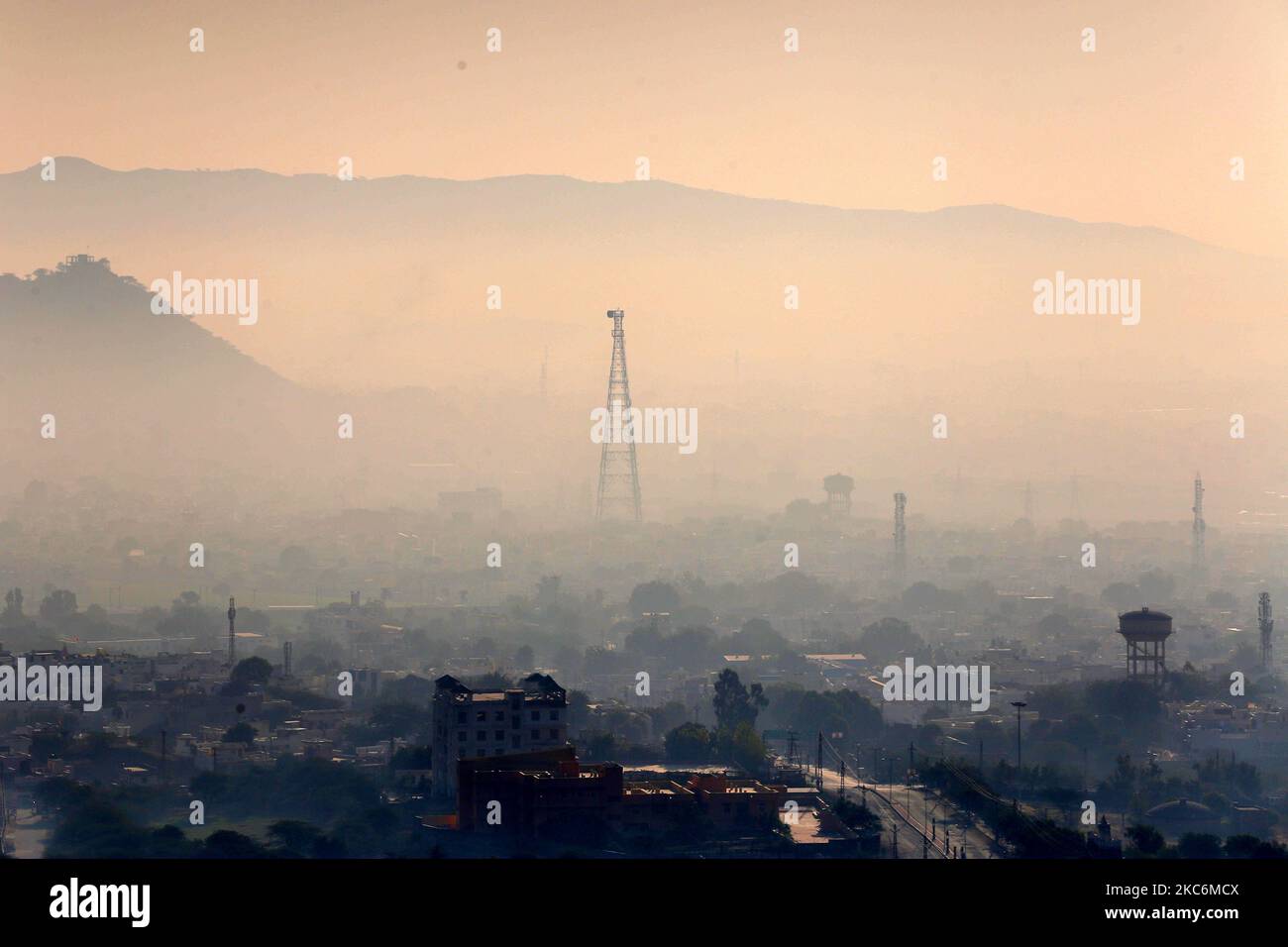 Una vista della mattina fumosa in Ajmer, Rajasthan, India il 30 dicembre 2020. (Foto di Himanshu Sharma/NurPhoto) Foto Stock