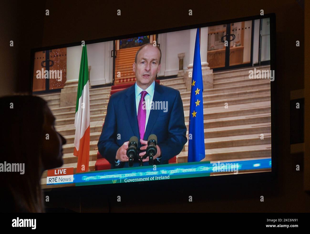 Una donna guarda un discorso televisivo di Taoiseach Micheal Martin (primo ministro irlandese). Il Taoiseach Martin ha appena annunciato un ritorno alle restrizioni di livello 5 fino al 31 gennaio nella Repubblica d'Irlanda. Il Dipartimento della Salute ha riportato questa sera un nuovo record giornaliero di nuovi casi per la Repubblica d'Irlanda, con 1.718 nuovi casi e 13 morti (3.284 nuovi casi e 27 morti confermati sull'isola d'Irlanda). Mercoledì 30 dicembre 2020 a Dublino, Irlanda. (Foto di Artur Widak/NurPhoto) Foto Stock