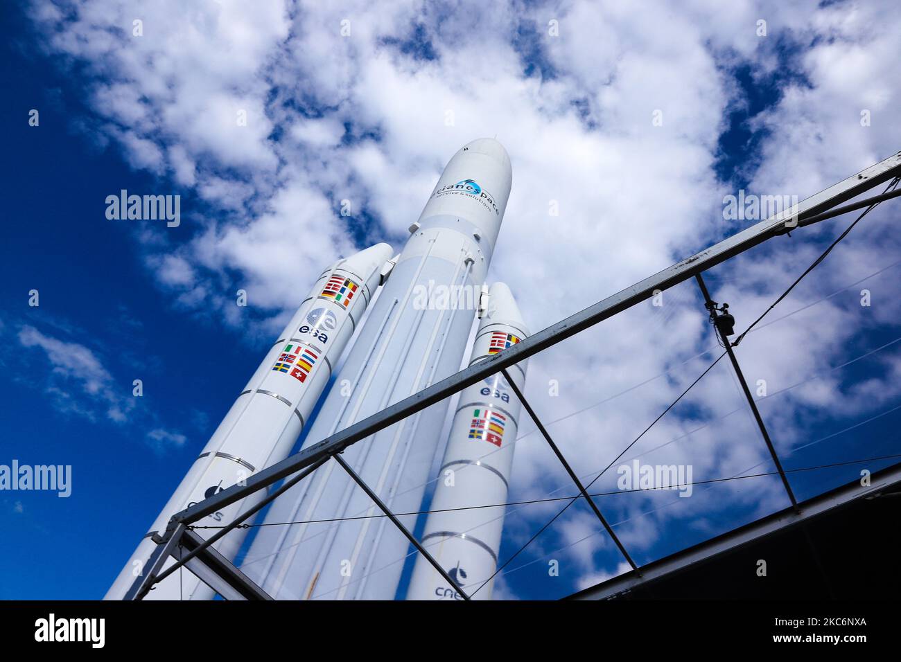 Razzo spaziale Ariane V con booster in piedi. Dimostrazione modello su scala completa della tecnologia spaziale del lanciatore Ariane 5, ESA EADS il razzo spaziale Ariane al Museo dell'aria e dello spazio le Bourget di Parigi durante il Salone dell'aria di Parigi 53rd Salon International de l'aéronautique et de l'espace de Paris-le Bourget, Salon du Bourget. Ariane 5 è un veicolo europeo per il lancio di spazi a sollevamento pesante sviluppato e gestito da Arianespace per l'Agenzia spaziale europea (ESA) utilizzato per fornire carichi utili in orbita di trasferimento geostazionaria (GTO) o in orbita terrestre bassa (LEO) prodotto dal produttore di difesa e spazio di Airbus. Parigi, Francia su J Foto Stock