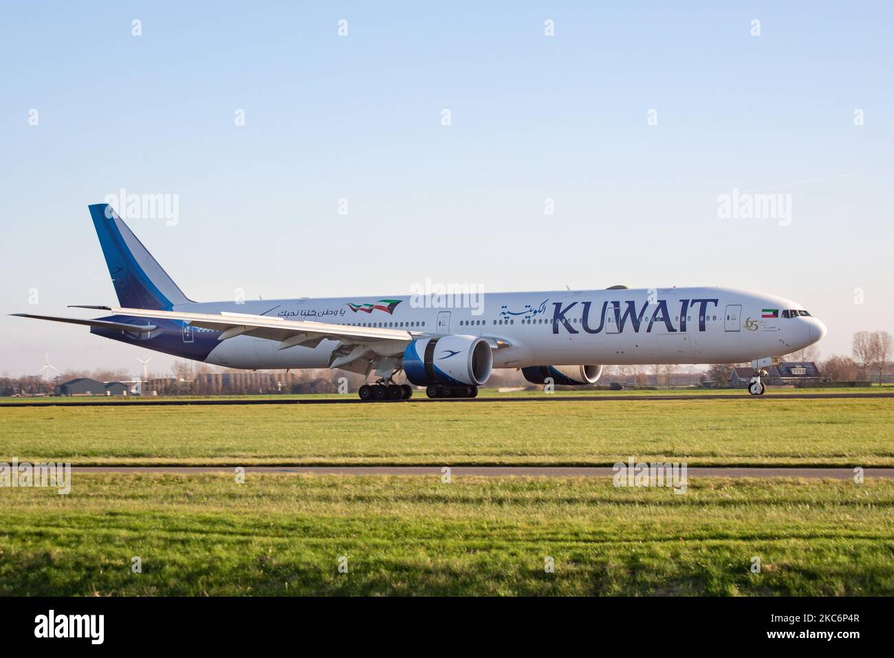 Kuwait Airways aeromobile Boeing 777-300 visto all'arrivo in volo e atterraggio a Amsterdam Aeroporto Internazionale Schiphol AMS EHAM. L'aereo a fusoliera larga Boeing B777, in particolare il modello Boeing 777-369(ER), ha la registrazione 9K-AOF, il nome al-Ahmadiya ed è alimentato da motori a reazione 2x GE. Kuwait Airways KU KAC KUWAITI è il portatore di bandiera nazionale dello Stato del Kuwait e una flotta di 30 aerei che collegano il Medio Oriente con l'Europa, l'America, il subcontinente indiano e l'Asia sudorientale. Kuwait Airways è membro della Arab Air Carriers Organization. Il traffico mondiale di passeggeri è diminuito durin Foto Stock