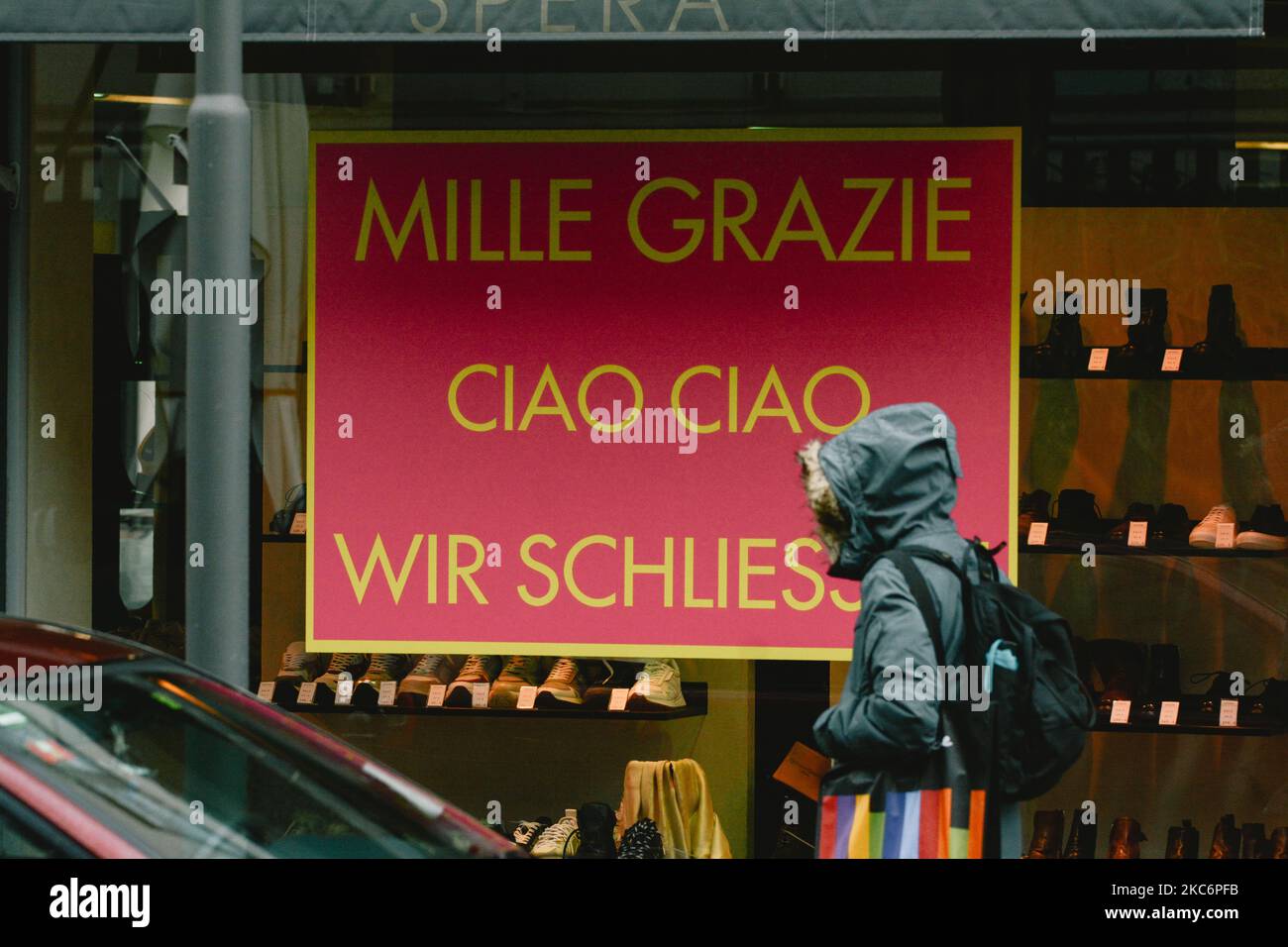 "I "ringraziamenti che stiamo chiudendo" sono visti in un negozio al dettaglio a Colonia (foto di Ying Tang/NurPhoto) Foto Stock