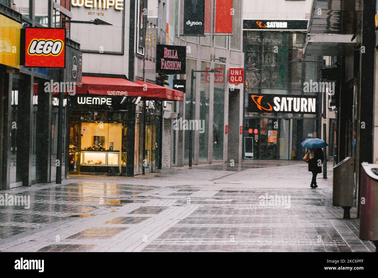 Centro città quasi vuoto a Colonia a Capodanno. (Foto di Ying Tang/NurPhoto) Foto Stock