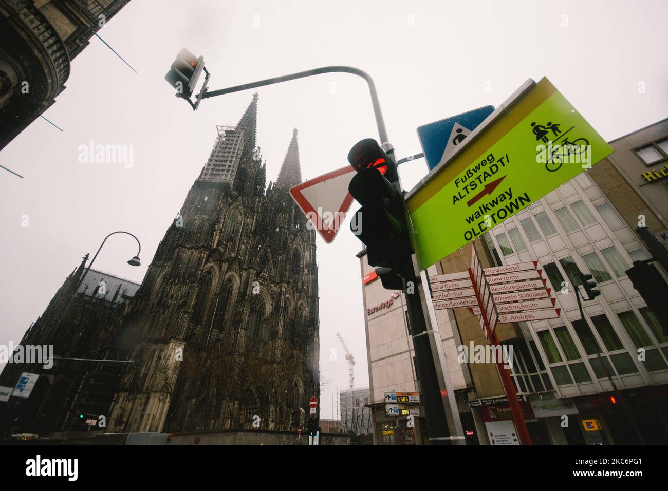 Segno che indica la direzione per le persone che festeggiano la vigilia di Capodanno a Colonia (Foto di Ying Tang/NurPhoto) Foto Stock