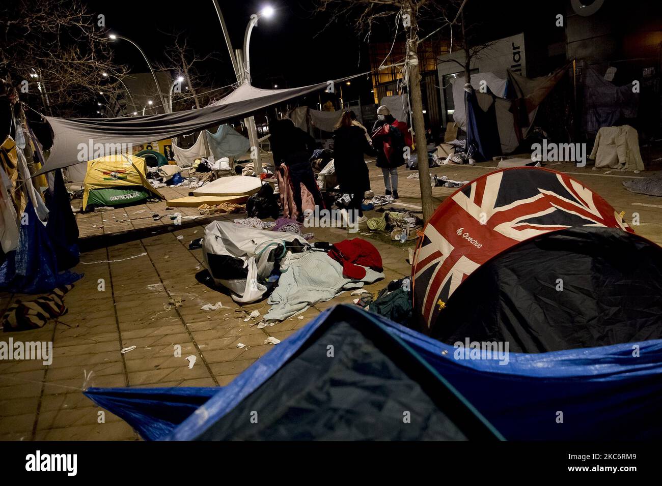 I sopravvissuti all'incendio nella fabbrica occupata dai migranti senza dimora sono costretti dal governo comunale di Badalona, vicino a Barcellona, a lasciare l'insediamento che avevano istituito con il sostegno dei gruppi di solidarietà. D'altra parte, occupano il sito abbandonato dove si trovava la fabbrica abbandonata che ha preso fuoco il 10 dicembre 2020. A Badalona, Barcellona, Catalogna, Spagna il 30 e 31 dicembre 2020. (Foto di Albert Llop/NurPhoto) Foto Stock