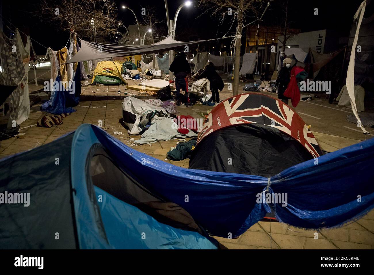 I sopravvissuti all'incendio nella fabbrica occupata dai migranti senza dimora sono costretti dal governo comunale di Badalona, vicino a Barcellona, a lasciare l'insediamento che avevano istituito con il sostegno dei gruppi di solidarietà. D'altra parte, occupano il sito abbandonato dove si trovava la fabbrica abbandonata che ha preso fuoco il 10 dicembre 2020. A Badalona, Barcellona, Catalogna, Spagna il 30 e 31 dicembre 2020. (Foto di Albert Llop/NurPhoto) Foto Stock