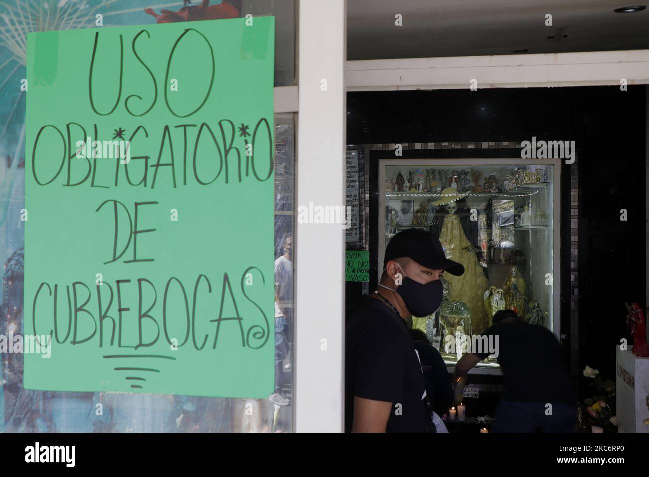 Esterno del Tempio di Santa Muerte, conosciuto anche come la Niña Blanca, situato a Tepito, Città del Messico. Le autorità di capitale hanno decretato alcune settimane fa il ritorno al semaforo rosso epidemiologico a causa dell'aumento dei casi di coronavirus e di occupazione ospedaliera quasi alla massima capacità, per cui la sospensione di tutte le attività non essenziali continuerà fino al 10 gennaio 2021. (Foto di Gerardo Vieyra/NurPhoto) Foto Stock