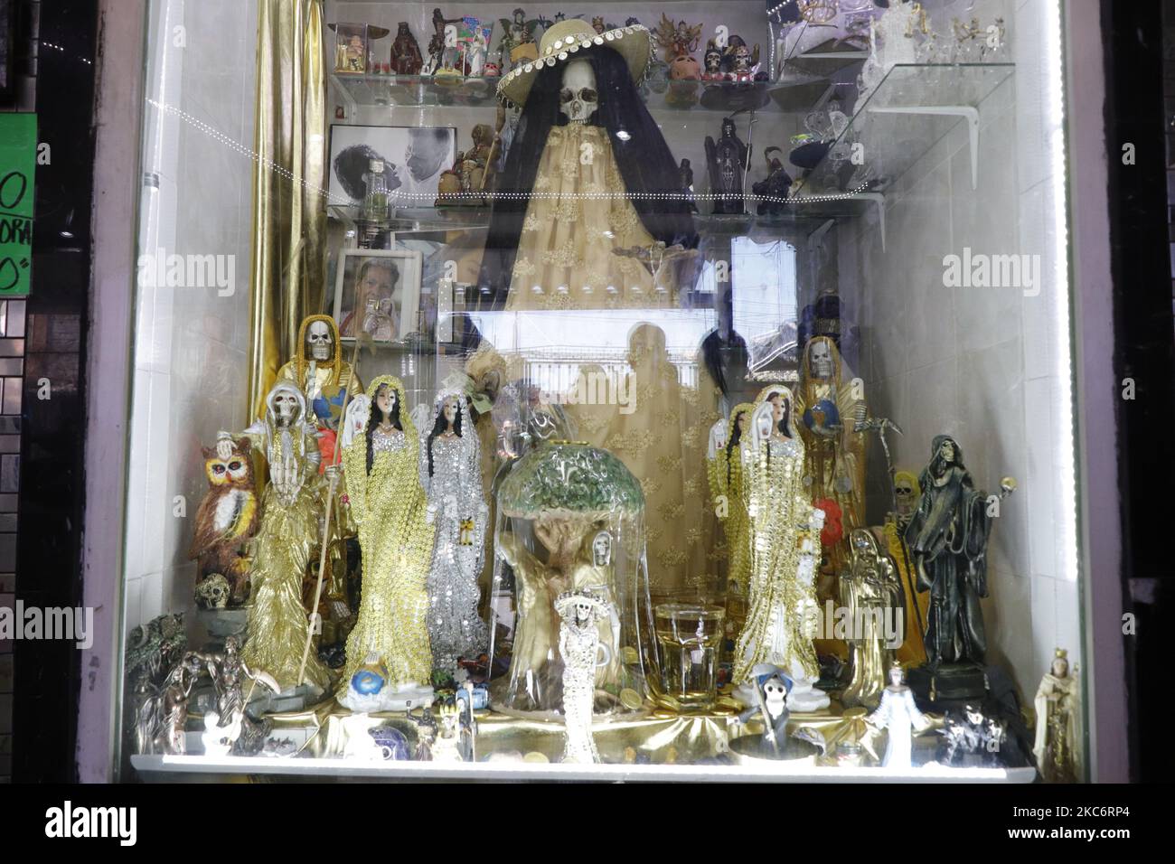 Interno del Tempio di Santa Muerte, noto anche come la Niña Blanca, situato a Tepito, Città del Messico. Le autorità di capitale hanno decretato alcune settimane fa il ritorno al semaforo rosso epidemiologico a causa dell'aumento dei casi di coronavirus e di occupazione ospedaliera quasi alla massima capacità, per cui la sospensione di tutte le attività non essenziali continuerà fino al 10 gennaio 2021. (Foto di Gerardo Vieyra/NurPhoto) Foto Stock