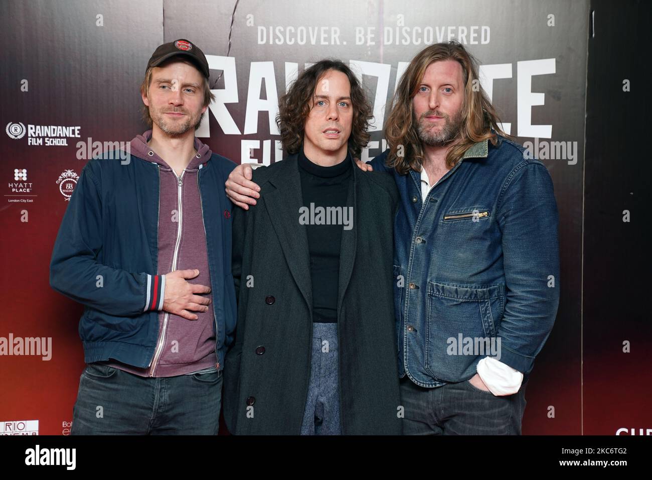 (Sinistra-destra) Carl Dalemo, Johnny Borrell e Andy Burrows partecipano alla prima edizione europea di Razorlight: Fall to pieces come parte del Raindance Film Festival al Genesis Cinema, Mile End Road, Londra. Data immagine: Venerdì 4 novembre 2022. Foto Stock