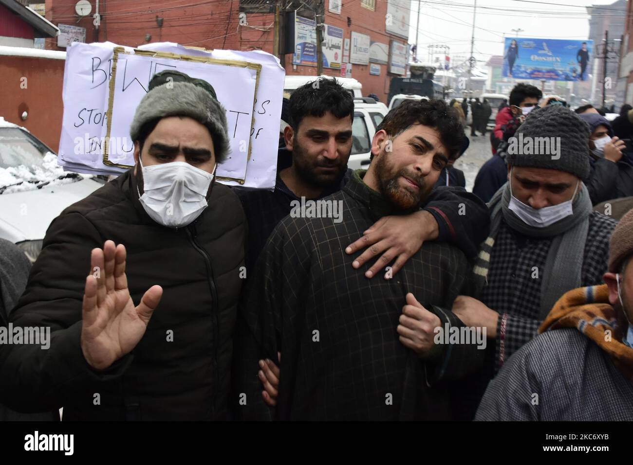 Familymembers of killged militanti accusati di protestare a Srinagar, indiano amministrato Kashmir il 04 gennaio 2021. Le famiglie dei giovani uccisi hanno tenuto una protesta chiedendo indagine nell'incontro che si è svolto alla periferia di Srinagar il 30 dicembre 2020. Le famiglie sostengono che l'incontro è stato messo in scena e i loro cini erano solo studenti e non avevano alcuna affiliazione con alcun gruppo militante. (Foto di Muzamil Mattoo/NurPhoto) Foto Stock
