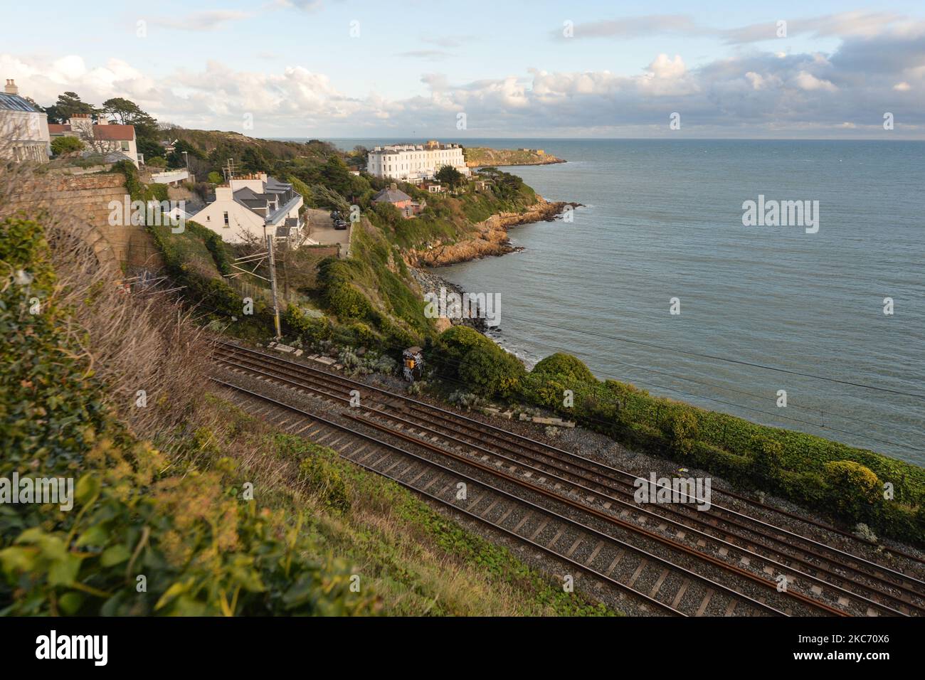 DART rail visto da Killiney Hill durante il blocco COVID-19 livello 5. Il Dipartimento della Salute ha riportato oggi 5.325 nuovi casi di Covid-19 e 17 morti. Martedì 5 gennaio 2021 a Dublino, Irlanda. (Foto di Artur Widak/NurPhoto) Foto Stock