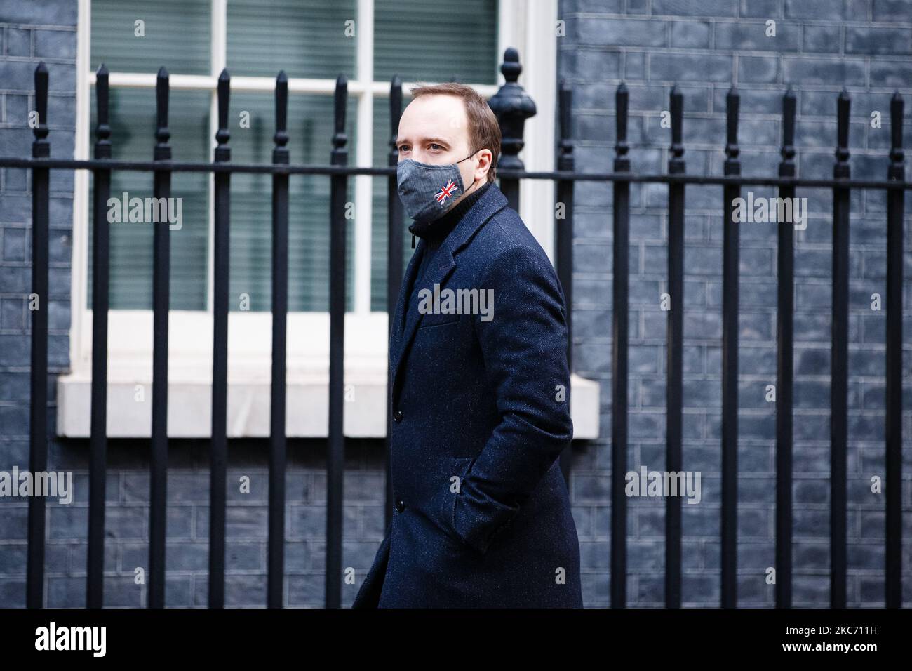 Il Segretario di Stato per la Salute e l'assistenza sociale Matt Hancock, deputato del Partito conservatore per West Suffolk, indossa una maschera Union Jack che arriva a Downing Street a Londra, Inghilterra, il 6 gennaio 2021. (Foto di David Cliff/NurPhoto) Foto Stock