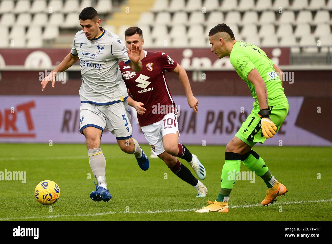 Davide Faraoni dell'Hellas Verona FC durante la Serie Una partita di calcio tra Torino FC e Hellas Verona FC allo Stadio Olimpico Grande Torino il 6 gennaio 2021 a Torino. Gli stadi sportivi in Italia restano soggetti a rigorose restrizioni a causa della pandemia di Coronavirus, in quanto le leggi governative di allontanamento sociale vietano ai fan di entrare nei locali, con conseguente gioco a porte chiuse (Foto di Alberto Gandolfo/NurPhoto) Foto Stock