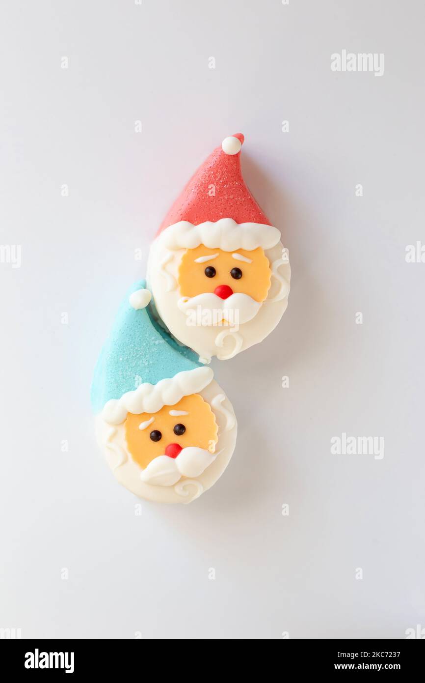 Due dolci dessert a forma di testa di Babbo Natale, con un cappuccio rosso e blu Foto Stock
