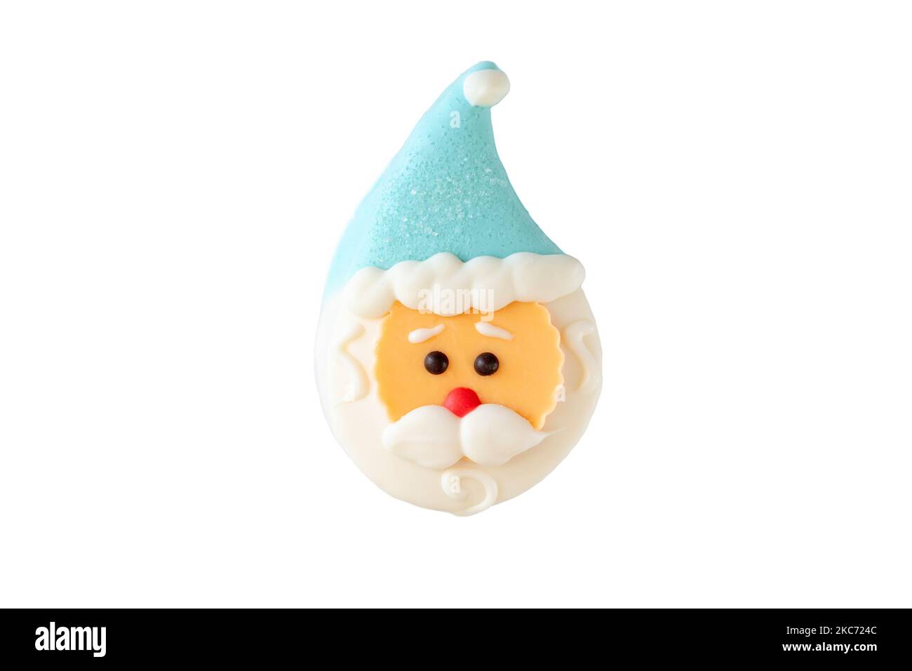 Un dolce dessert a forma di testa di Babbo Natale, con un cappuccio blu, isolato Foto Stock