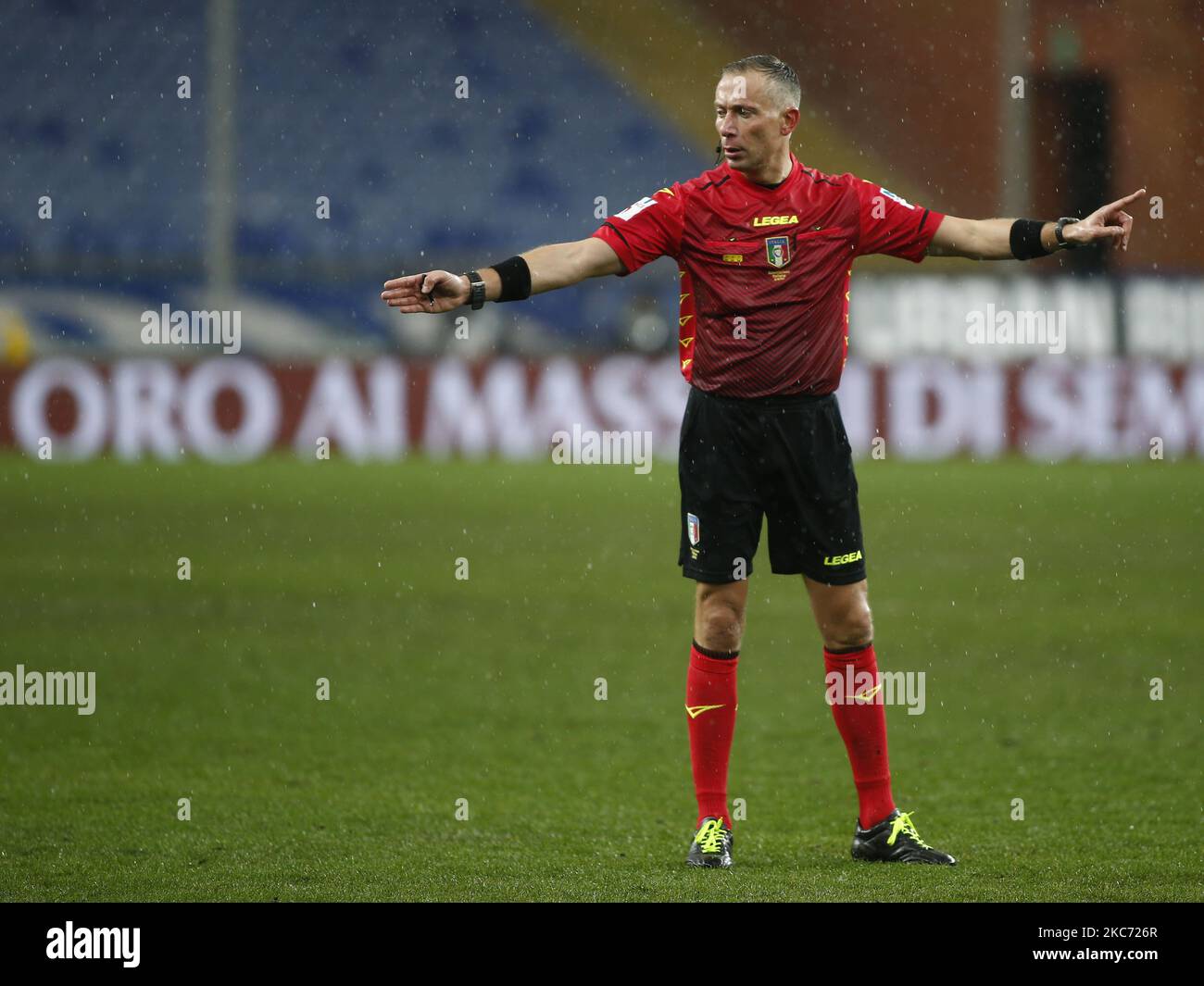 Paolo Valeri durante la Serie A match tra Sampdoria e Inter a Genova, il 6 gennaio 2021 (Photo by Loris Roselli/NurPhoto) Foto Stock