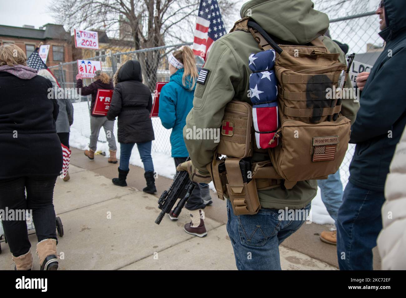 Il 6 gennaio 2021 al Michigan state Capitol di Lansing, Michigan, alcune centinaia di sostenitori di Trump si sono riuniti per protestare pacificamente per la certificazione dei voti elettorali da parte del Congresso degli Stati Uniti, quando Washington D.C. è caduto nel caos con i sostenitori di Trump che hanno preso in giro il Campidoglio degli Stati Uniti. (Foto di Adam J. Dewey/NurPhoto) Foto Stock