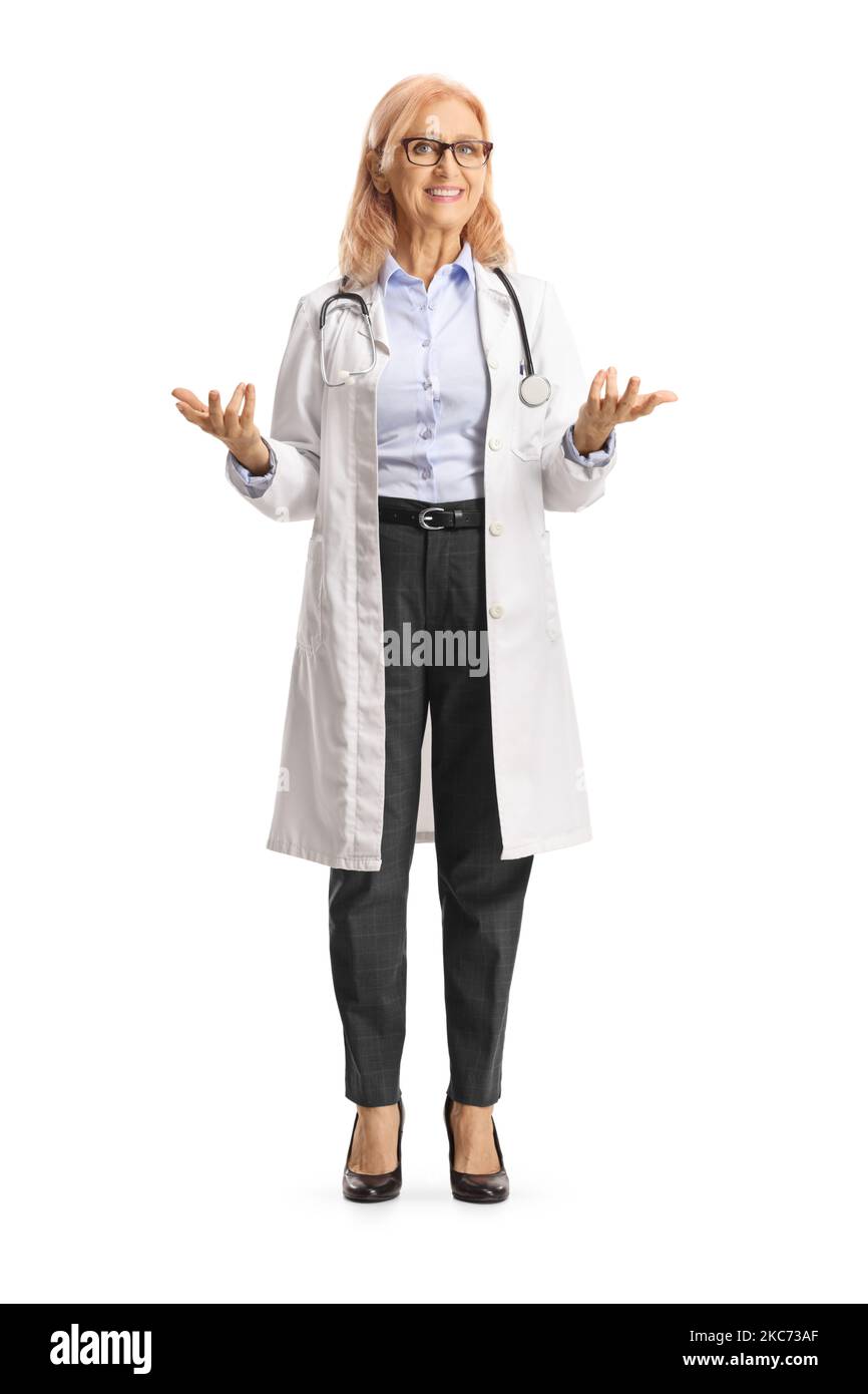 Ritratto completo di una dottoressa gesturante con le mani isolate su sfondo bianco Foto Stock