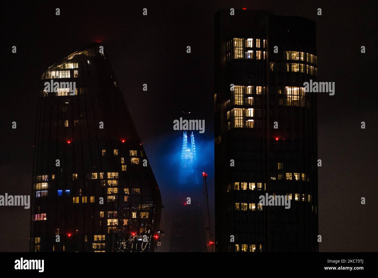 Il grattacielo Shard, il suo picco di luce blu in onore del personale NHS e di altri lavoratori frontline, si trova a Londra, in Inghilterra, il 7 gennaio 2021. All'inizio di questa settimana, l'Inghilterra ha iniziato un terzo blocco nazionale del coronavirus, con la preoccupazione delle autorità di far sì che il Servizio sanitario nazionale possa presto essere sopraffatto dai malati di covid-19. Nel frattempo, il primo ministro britannico Boris Johnson ha annunciato oggi che 1,5m persone in tutto il Regno Unito hanno ricevuto almeno una prima dose di un vaccino covid-19, con piani per centinaia di migliaia di vaccinazioni da somministrare ogni giorno a partire dalla metà di questo mese, con interventi militari Foto Stock