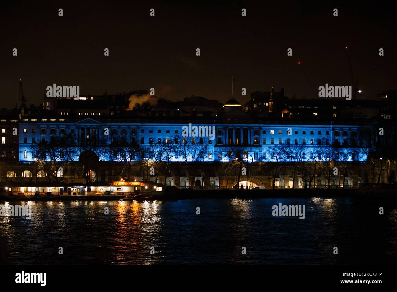 Somerset House, illuminata in blu in onore del personale NHS e di altri lavoratori frontline, si trova a Londra, Inghilterra, il 7 gennaio 2021. All'inizio di questa settimana, l'Inghilterra ha iniziato un terzo blocco nazionale del coronavirus, con la preoccupazione delle autorità di far sì che il Servizio sanitario nazionale possa presto essere sopraffatto dai malati di covid-19. Nel frattempo, il primo ministro britannico Boris Johnson ha annunciato oggi che 1,5m persone in tutto il Regno Unito hanno ricevuto almeno una prima dose di vaccino covid-19, con piani per centinaia di migliaia di vaccinazioni da somministrare ogni giorno a partire dalla metà di questo mese, con assistenza militare. (P Foto Stock
