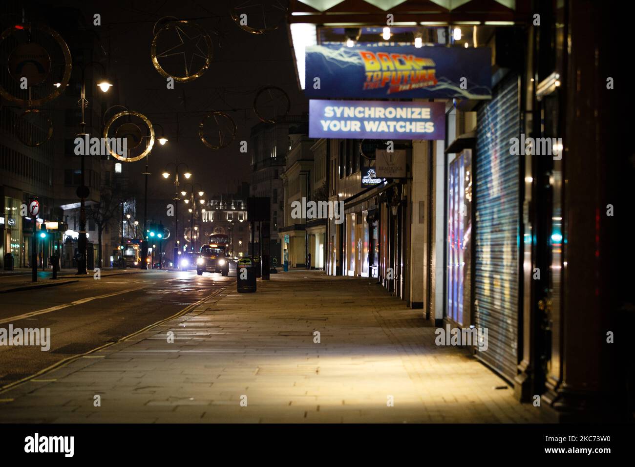 Il 7 gennaio 2021, un taxi passa accanto a negozi e teatri temporaneamente chiusi su uno Strand vicino deserto a Londra, Inghilterra. All'inizio di questa settimana l'Inghilterra ha iniziato un terzo blocco nazionale del coronavirus, con la preoccupazione delle autorità di far sì che il Servizio sanitario Nazionale (NHS) possa presto essere sopraffatto dai malati di covid-19. Nel frattempo, il primo ministro britannico Boris Johnson ha annunciato oggi che 1,5m persone in tutto il Regno Unito hanno ricevuto almeno una prima dose di un vaccino covid-19, con piani per centinaia di migliaia di vaccinazioni da somministrare ogni giorno a partire dalla metà di questo mese, con un assitmento militare Foto Stock