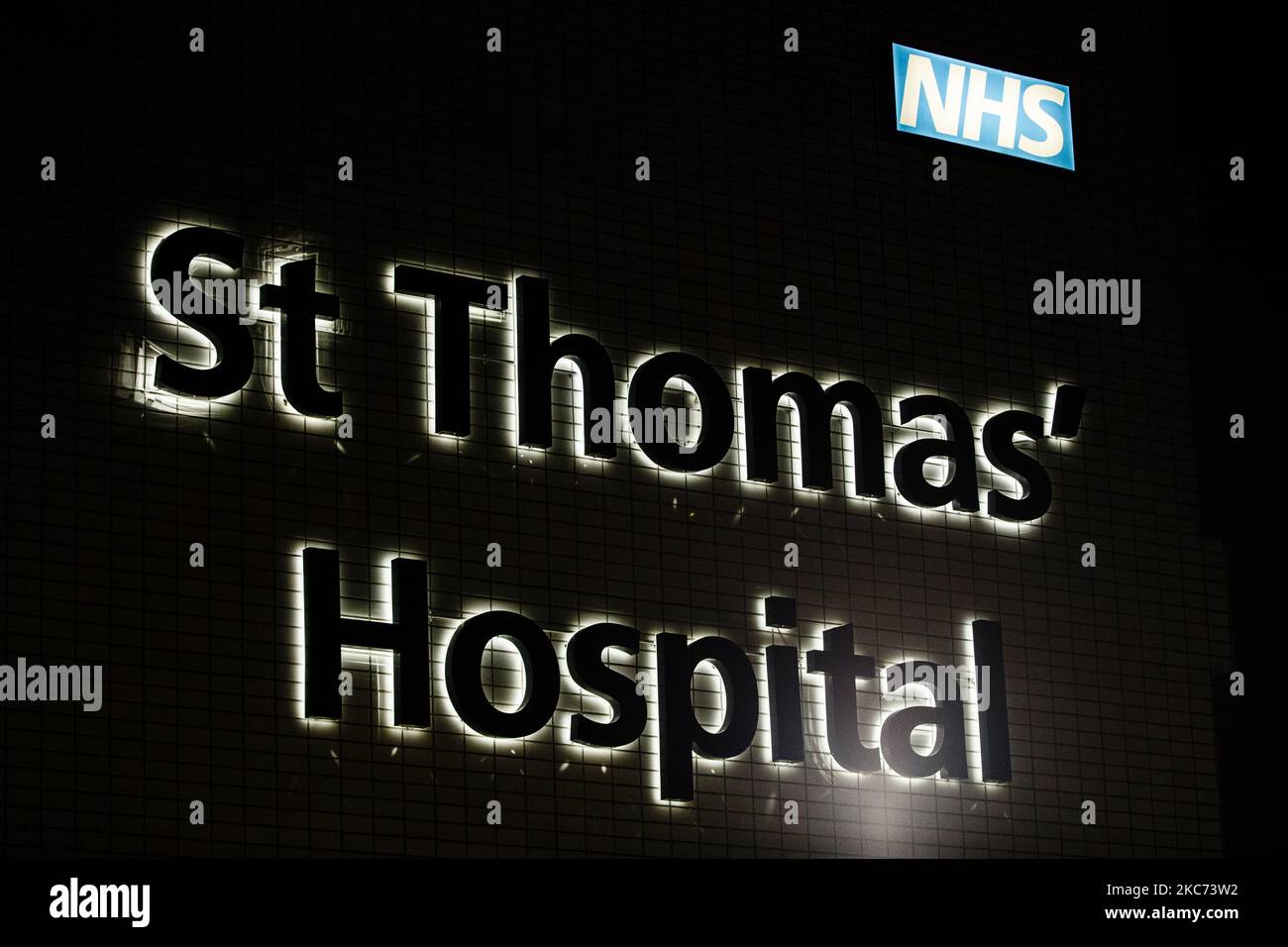 Il St Thomas' Hospital si trova a Londra, in Inghilterra, il 7 gennaio 2021. All'inizio di questa settimana l'Inghilterra ha iniziato un terzo blocco nazionale del coronavirus, con la preoccupazione delle autorità di far sì che il Servizio sanitario Nazionale (NHS) possa presto essere sopraffatto dai malati di covid-19. Nel frattempo, il primo ministro britannico Boris Johnson ha annunciato oggi che 1,5m persone in tutto il Regno Unito hanno ricevuto almeno una prima dose di vaccino covid-19, con piani per centinaia di migliaia di vaccinazioni da somministrare ogni giorno a partire dalla metà di questo mese, con assistenza militare. (Foto di David Cliff/NurPhoto) Foto Stock