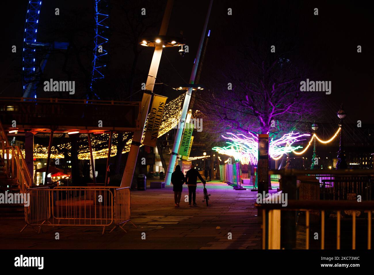 La gente cammina lungo una South Bank quasi deserta a Londra, Inghilterra, il 7 gennaio 2021. All'inizio di questa settimana l'Inghilterra ha iniziato un terzo blocco nazionale del coronavirus, con la preoccupazione delle autorità di far sì che il Servizio sanitario Nazionale (NHS) possa presto essere sopraffatto dai malati di covid-19. Nel frattempo, il primo ministro britannico Boris Johnson ha annunciato oggi che 1,5m persone in tutto il Regno Unito hanno ricevuto almeno una prima dose di vaccino covid-19, con piani per centinaia di migliaia di vaccinazioni da somministrare ogni giorno a partire dalla metà di questo mese, con assistenza militare. (Foto di David Cliff/NurPhoto) Foto Stock