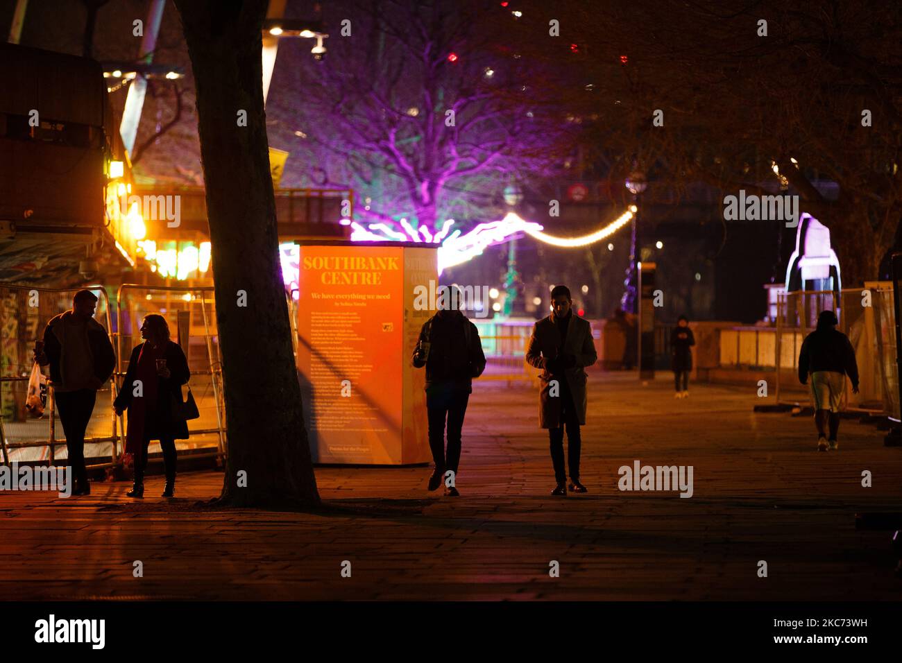 La gente cammina lungo una South Bank quasi deserta a Londra, Inghilterra, il 7 gennaio 2021. All'inizio di questa settimana l'Inghilterra ha iniziato un terzo blocco nazionale del coronavirus, con la preoccupazione delle autorità di far sì che il Servizio sanitario Nazionale (NHS) possa presto essere sopraffatto dai malati di covid-19. Nel frattempo, il primo ministro britannico Boris Johnson ha annunciato oggi che 1,5m persone in tutto il Regno Unito hanno ricevuto almeno una prima dose di vaccino covid-19, con piani per centinaia di migliaia di vaccinazioni da somministrare ogni giorno a partire dalla metà di questo mese, con assistenza militare. (Foto di David Cliff/NurPhoto) Foto Stock