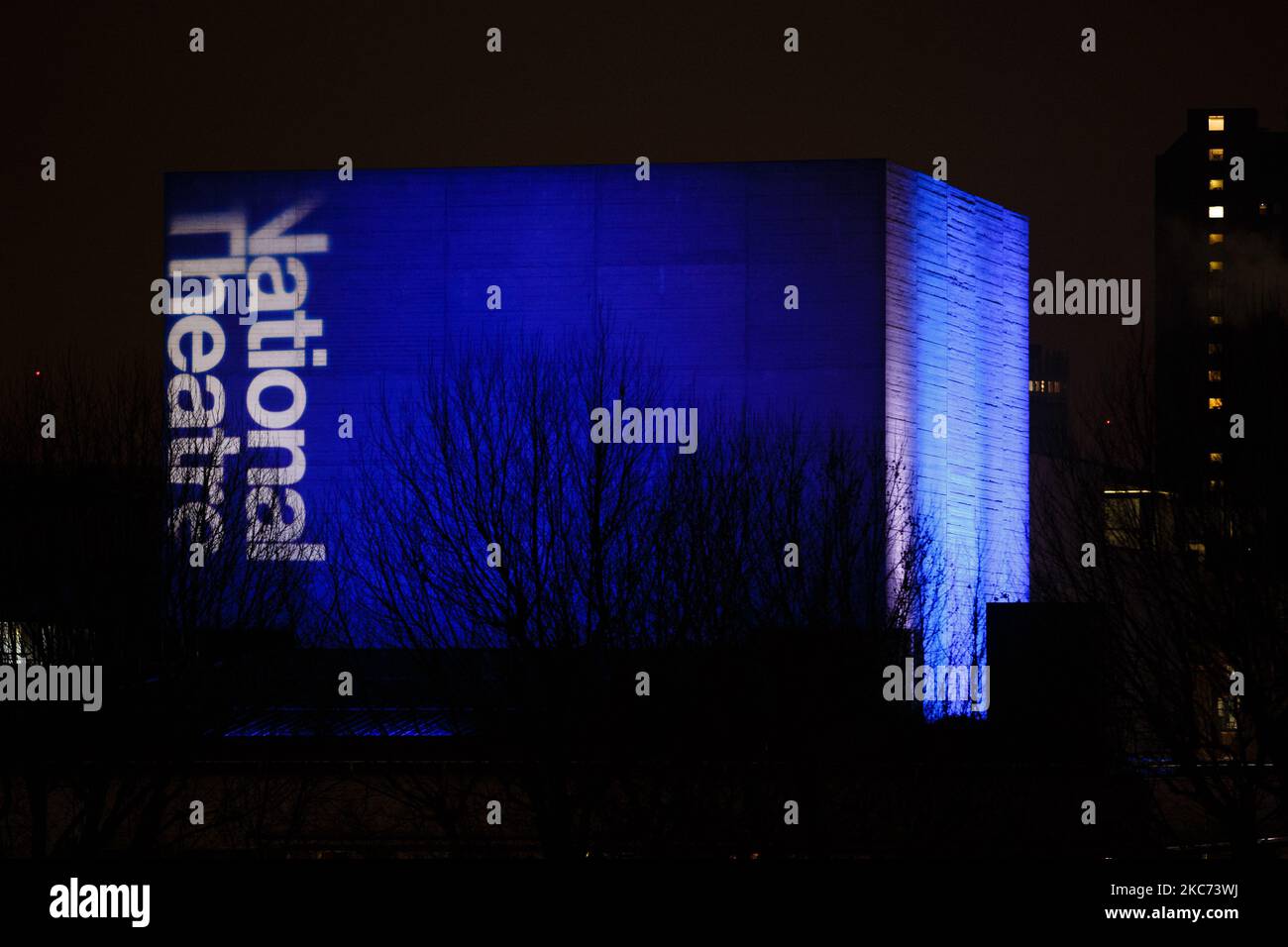 Il Teatro Nazionale, illuminato in blu in onore del personale dell'NHS e di altri lavoratori frontline, si trova a Londra, in Inghilterra, il 7 gennaio 2021. All'inizio di questa settimana, l'Inghilterra ha iniziato un terzo blocco nazionale del coronavirus, con la preoccupazione delle autorità di far sì che il Servizio sanitario nazionale possa presto essere sopraffatto dai malati di covid-19. Nel frattempo, il primo ministro britannico Boris Johnson ha annunciato oggi che 1,5m persone in tutto il Regno Unito hanno ricevuto almeno una prima dose di vaccino covid-19, con piani per centinaia di migliaia di vaccinazioni da somministrare ogni giorno a partire dalla metà di questo mese, con l’assista militare Foto Stock