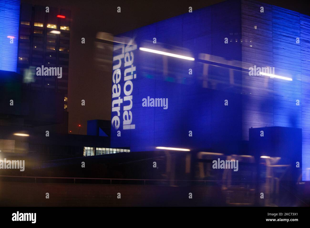 Il Teatro Nazionale, illuminato in blu in onore del personale dell'NHS e di altri lavoratori frontline, si trova a Londra, in Inghilterra, il 7 gennaio 2021. All'inizio di questa settimana, l'Inghilterra ha iniziato un terzo blocco nazionale del coronavirus, con la preoccupazione delle autorità di far sì che il Servizio sanitario nazionale possa presto essere sopraffatto dai malati di covid-19. Nel frattempo, il primo ministro britannico Boris Johnson ha annunciato oggi che 1,5m persone in tutto il Regno Unito hanno ricevuto almeno una prima dose di vaccino covid-19, con piani per centinaia di migliaia di vaccinazioni da somministrare ogni giorno a partire dalla metà di questo mese, con l’assista militare Foto Stock