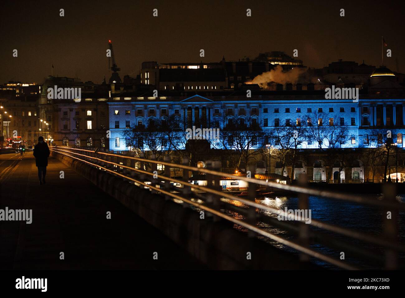 Somerset House, illuminata in blu in onore del personale NHS e di altri lavoratori frontline, si trova a Londra, Inghilterra, il 7 gennaio 2021. All'inizio di questa settimana, l'Inghilterra ha iniziato un terzo blocco nazionale del coronavirus, con la preoccupazione delle autorità di far sì che il Servizio sanitario nazionale possa presto essere sopraffatto dai malati di covid-19. Nel frattempo, il primo ministro britannico Boris Johnson ha annunciato oggi che 1,5m persone in tutto il Regno Unito hanno ricevuto almeno una prima dose di vaccino covid-19, con piani per centinaia di migliaia di vaccinazioni da somministrare ogni giorno a partire dalla metà di questo mese, con assistenza militare. (P Foto Stock