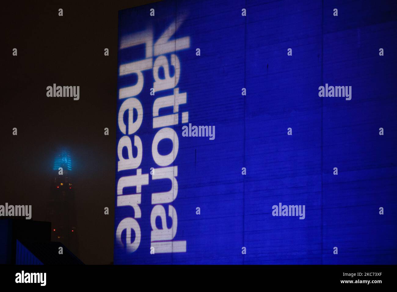 Il Teatro Nazionale, illuminato in blu in onore del personale dell'NHS e di altri lavoratori frontline, si trova a Londra, in Inghilterra, il 7 gennaio 2021. All'inizio di questa settimana, l'Inghilterra ha iniziato un terzo blocco nazionale del coronavirus, con la preoccupazione delle autorità di far sì che il Servizio sanitario nazionale possa presto essere sopraffatto dai malati di covid-19. Nel frattempo, il primo ministro britannico Boris Johnson ha annunciato oggi che 1,5m persone in tutto il Regno Unito hanno ricevuto almeno una prima dose di vaccino covid-19, con piani per centinaia di migliaia di vaccinazioni da somministrare ogni giorno a partire dalla metà di questo mese, con l’assista militare Foto Stock