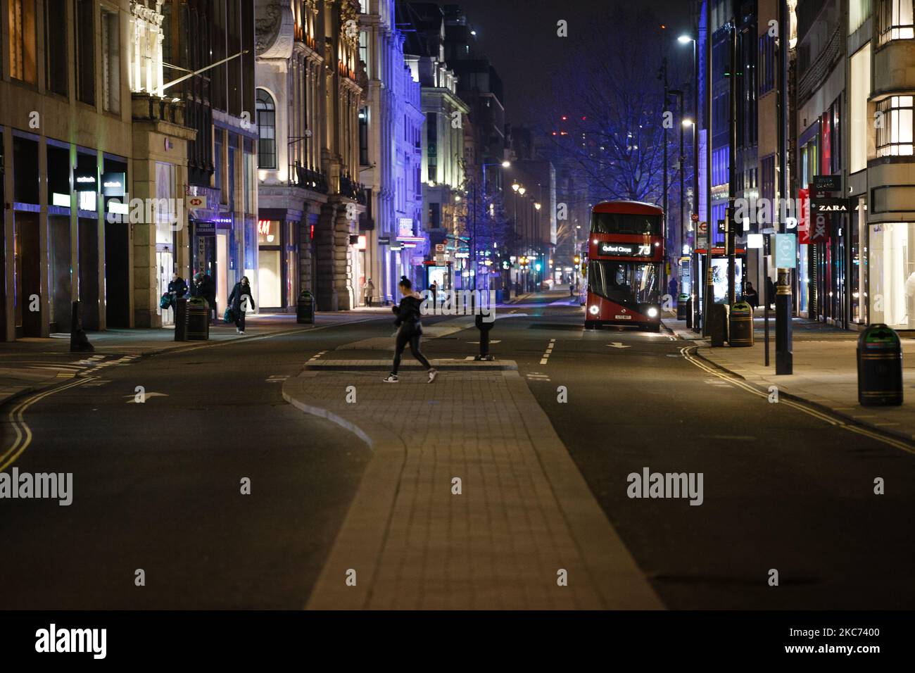 Una Oxford Street quasi deserta a Londra, Inghilterra, il 7 gennaio 2021. All'inizio di questa settimana l'Inghilterra ha iniziato un terzo blocco nazionale del coronavirus, con la preoccupazione delle autorità di far sì che il Servizio sanitario Nazionale (NHS) possa presto essere sopraffatto dai malati di covid-19. Nel frattempo, il primo ministro britannico Boris Johnson ha annunciato oggi che 1,5m persone in tutto il Regno Unito hanno ricevuto almeno una prima dose di vaccino covid-19, con piani per centinaia di migliaia di vaccinazioni da somministrare ogni giorno a partire dalla metà di questo mese, con assistenza militare. (Foto di David Cliff/NurPhoto) Foto Stock