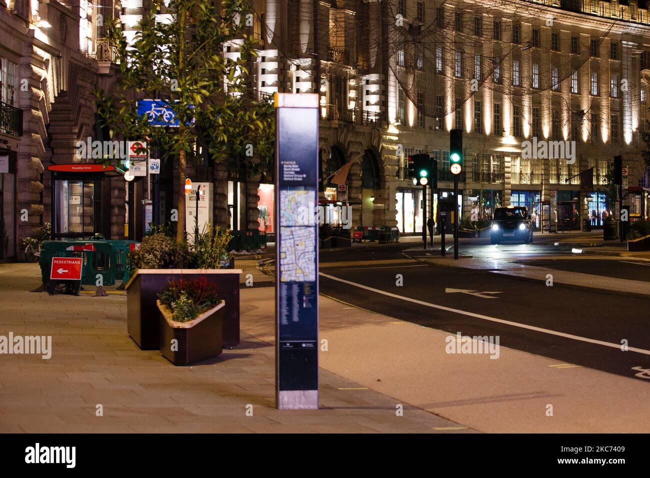 Il 7 gennaio 2021, un taxi guida lungo una Regent Street, quasi deserta, a Londra, in Inghilterra. All'inizio di questa settimana l'Inghilterra ha iniziato un terzo blocco nazionale del coronavirus, con la preoccupazione delle autorità di far sì che il Servizio sanitario Nazionale (NHS) possa presto essere sopraffatto dai malati di covid-19. Nel frattempo, il primo ministro britannico Boris Johnson ha annunciato oggi che 1,5m persone in tutto il Regno Unito hanno ricevuto almeno una prima dose di vaccino covid-19, con piani per centinaia di migliaia di vaccinazioni da somministrare ogni giorno a partire dalla metà di questo mese, con assistenza militare. (Foto di David Cliff/NurPhoto Foto Stock