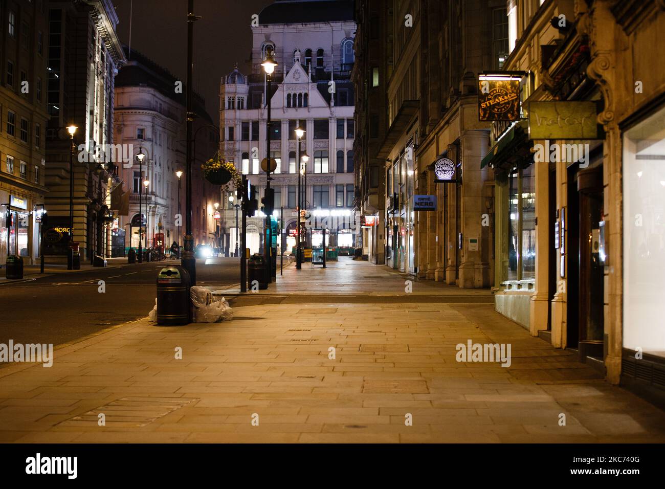 Negozi e ristoranti temporaneamente chiusi si trovano in un vicino Haymarket a Londra, Inghilterra, il 7 gennaio 2021. All'inizio di questa settimana l'Inghilterra ha iniziato un terzo blocco nazionale del coronavirus, con la preoccupazione delle autorità di far sì che il Servizio sanitario Nazionale (NHS) possa presto essere sopraffatto dai malati di covid-19. Nel frattempo, il primo ministro britannico Boris Johnson ha annunciato oggi che 1,5m persone in tutto il Regno Unito hanno ricevuto almeno una prima dose di vaccino covid-19, con piani per centinaia di migliaia di vaccinazioni da somministrare ogni giorno a partire dalla metà di questo mese, con assistenza militare. (Pho Foto Stock