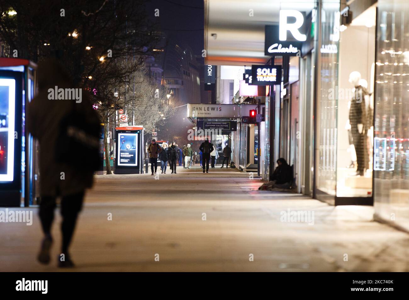 Una donna senza casa siede su una vicina Oxford Street a Londra, Inghilterra, il 7 gennaio 2021. All'inizio di questa settimana l'Inghilterra ha iniziato un terzo blocco nazionale del coronavirus, con la preoccupazione delle autorità di far sì che il Servizio sanitario Nazionale (NHS) possa presto essere sopraffatto dai malati di covid-19. Nel frattempo, il primo ministro britannico Boris Johnson ha annunciato oggi che 1,5m persone in tutto il Regno Unito hanno ricevuto almeno una prima dose di vaccino covid-19, con piani per centinaia di migliaia di vaccinazioni da somministrare ogni giorno a partire dalla metà di questo mese, con assistenza militare. (Foto di David Cliff/Nur Foto Stock