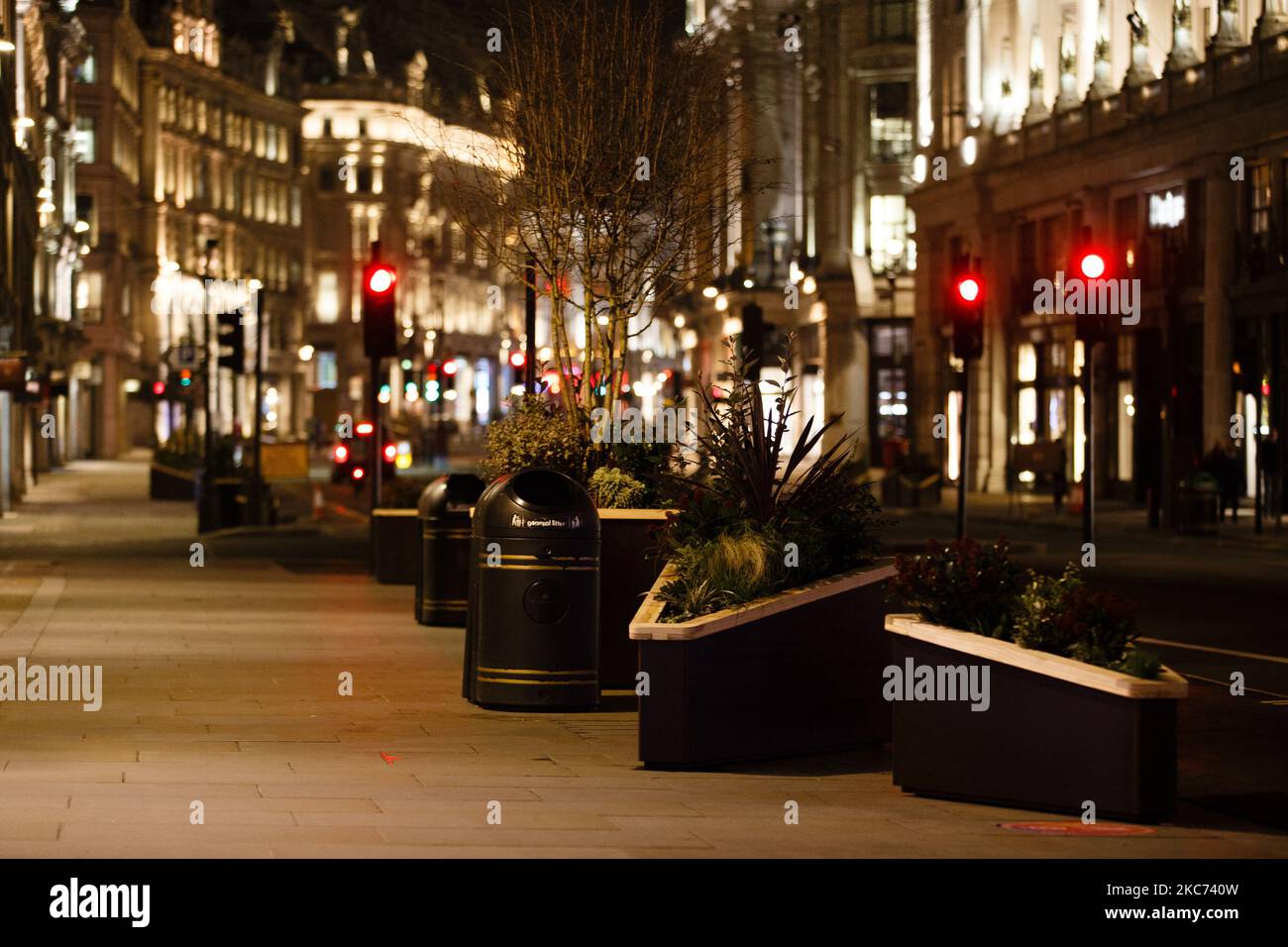 Una Regent Street quasi deserta a Londra, Inghilterra, il 7 gennaio 2021. All'inizio di questa settimana l'Inghilterra ha iniziato un terzo blocco nazionale del coronavirus, con la preoccupazione delle autorità di far sì che il Servizio sanitario Nazionale (NHS) possa presto essere sopraffatto dai malati di covid-19. Nel frattempo, il primo ministro britannico Boris Johnson ha annunciato oggi che 1,5m persone in tutto il Regno Unito hanno ricevuto almeno una prima dose di vaccino covid-19, con piani per centinaia di migliaia di vaccinazioni da somministrare ogni giorno a partire dalla metà di questo mese, con assistenza militare. (Foto di David Cliff/NurPhoto) Foto Stock