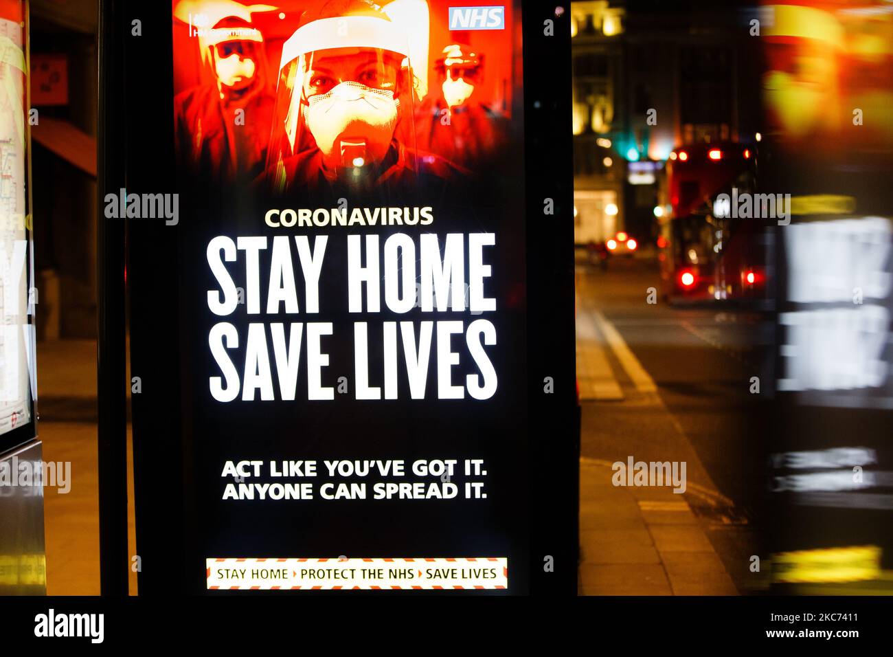 I messaggi del governo che dicono alle persone di rimanere a casa illuminano lo schermo della pubblicità digitale di una fermata dell'autobus su un Haymarket quasi deserto a Londra, Inghilterra, il 7 gennaio 2021. All'inizio di questa settimana l'Inghilterra ha iniziato un terzo blocco nazionale del coronavirus, con la preoccupazione delle autorità di far sì che il Servizio sanitario Nazionale (NHS) possa presto essere sopraffatto dai malati di covid-19. Nel frattempo, il primo ministro britannico Boris Johnson ha annunciato oggi che 1,5m persone in tutto il Regno Unito hanno ricevuto almeno una prima dose di vaccino covid-19, con piani per centinaia di migliaia di vaccinazioni da somministrare ogni giorno f Foto Stock