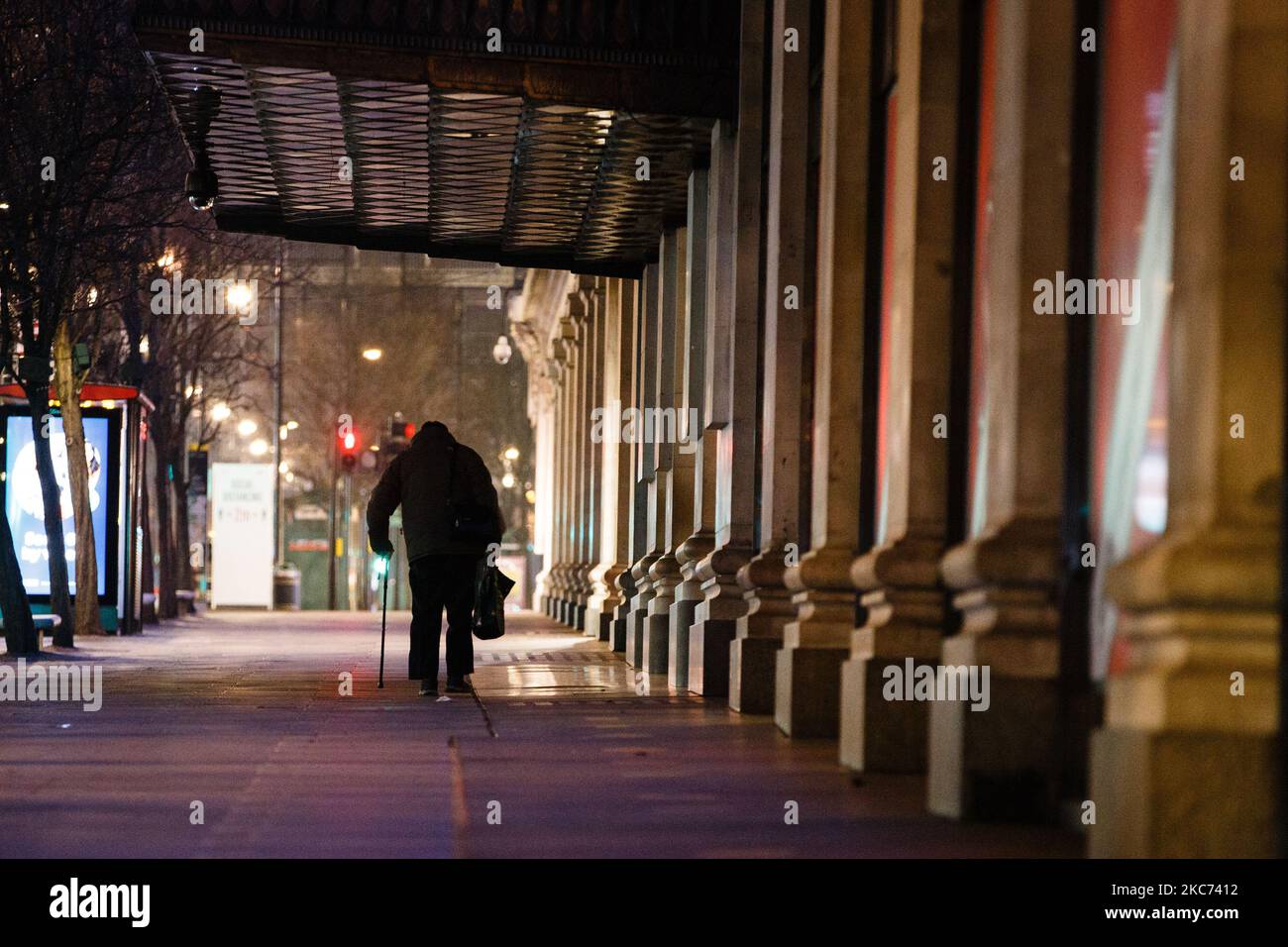 Un uomo che usa un bastone passa temporaneamente chiuso il grande magazzino Selfridges su una vicina Oxford Street a Londra, Inghilterra, il 7 gennaio 2021. All'inizio di questa settimana l'Inghilterra ha iniziato un terzo blocco nazionale del coronavirus, con la preoccupazione delle autorità di far sì che il Servizio sanitario Nazionale (NHS) possa presto essere sopraffatto dai malati di covid-19. Nel frattempo, il primo ministro britannico Boris Johnson ha annunciato oggi che 1,5m persone in tutto il Regno Unito hanno ricevuto almeno una prima dose di vaccino covid-19, con piani per centinaia di migliaia di vaccinazioni da somministrare ogni giorno a partire dalla metà del paese Foto Stock