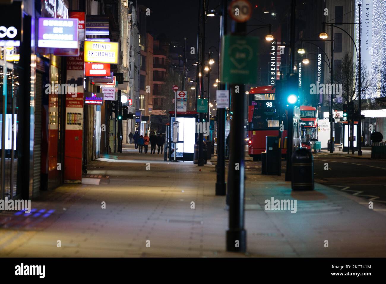 Una Oxford Street quasi deserta a Londra, Inghilterra, il 7 gennaio 2021. All'inizio di questa settimana l'Inghilterra ha iniziato un terzo blocco nazionale del coronavirus, con la preoccupazione delle autorità di far sì che il Servizio sanitario Nazionale (NHS) possa presto essere sopraffatto dai malati di covid-19. Nel frattempo, il primo ministro britannico Boris Johnson ha annunciato oggi che 1,5m persone in tutto il Regno Unito hanno ricevuto almeno una prima dose di vaccino covid-19, con piani per centinaia di migliaia di vaccinazioni da somministrare ogni giorno a partire dalla metà di questo mese, con assistenza militare. (Foto di David Cliff/NurPhoto) Foto Stock