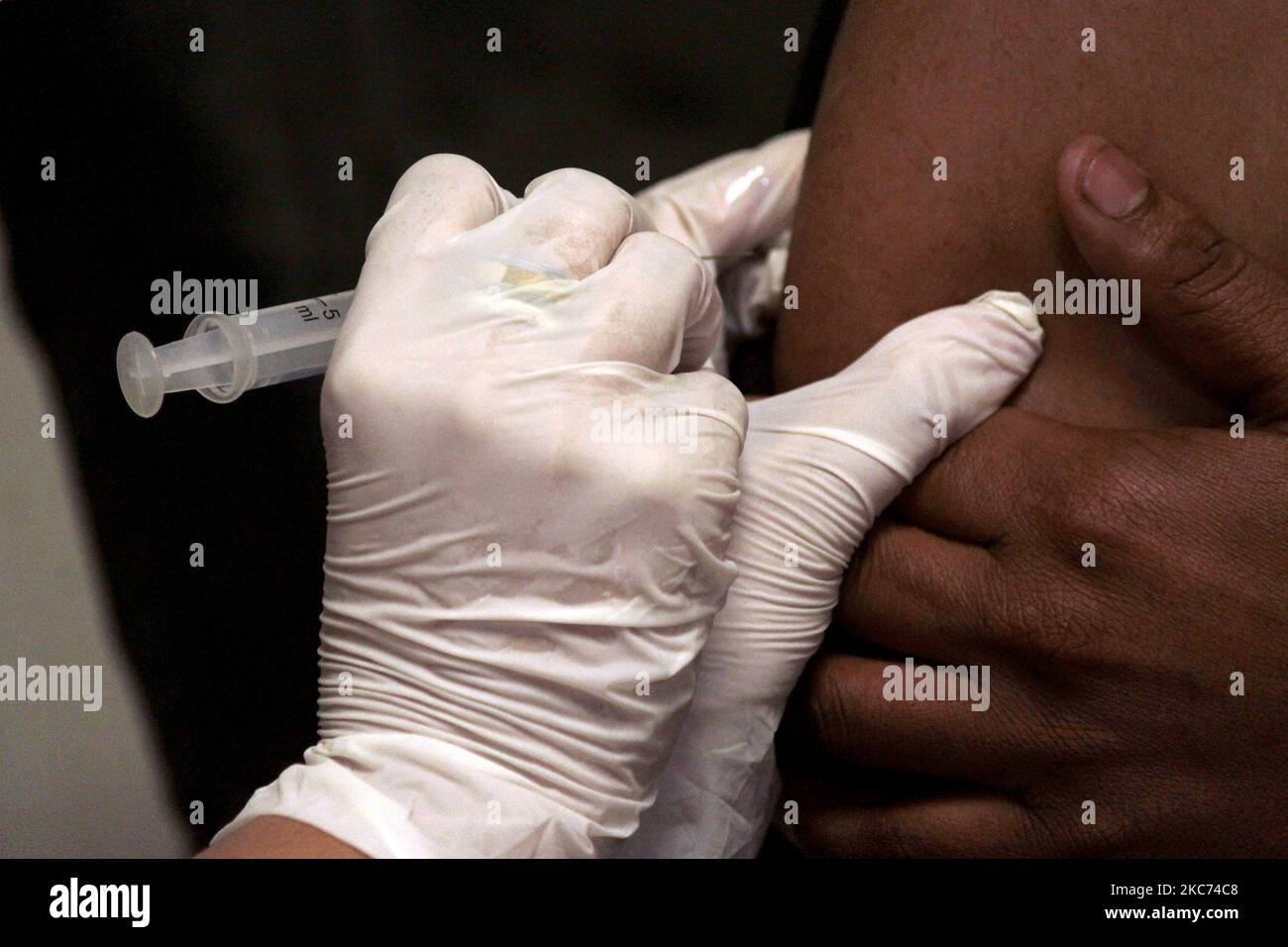 Un operatore sanitario conduce una corsa secca del programma di vaccinazione Covid-19, al Primus Super Speciality Hospital il 8 gennaio 2021 a Nuova Delhi, India. La seconda fase della vaccinazione nazionale del coronavirus a secco è stata condotta in 33 stati e territori dell'Unione. Il processo è iniziato giorni dopo che il regolatore indiano ha dato la sua autorizzazione per due vaccini Covid-19 - Covishield di Oxford-AstraZeneca e Covaxin di Bharat Biotech. (Foto di Mayank Makhija/NurPhoto) Foto Stock