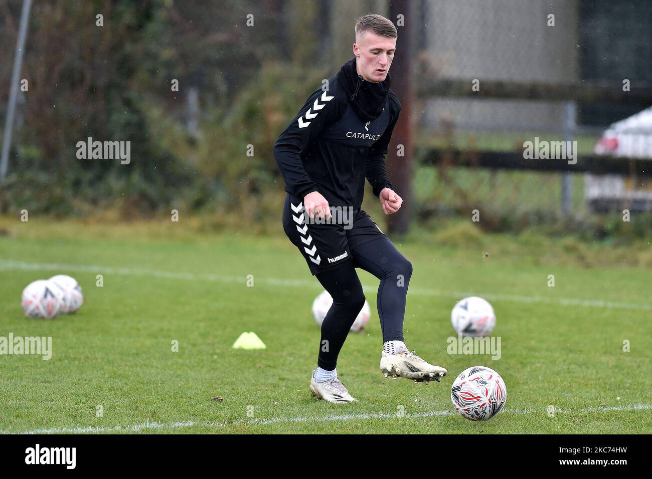 Il Jordan Barnet di Oldham Athletic durante l'allenamento a Chapel Road, Oldham prima del terzo round della fa Cup contro Bournemouth al Vitality Stadium, Bournemouth. (Foto di MI News/NurPhoto) Foto Stock