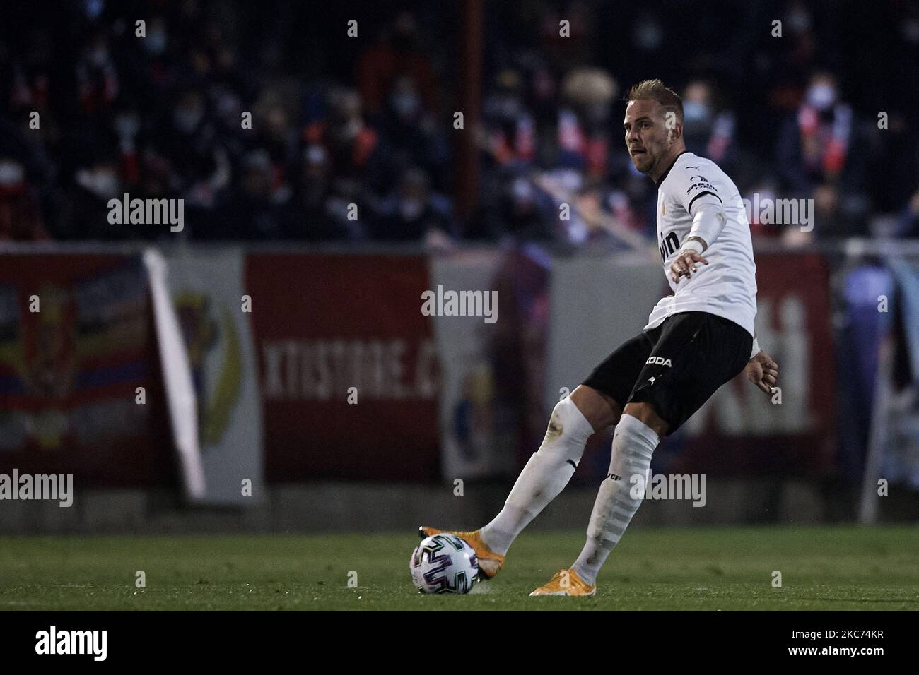 Uros Racic di Valencia è passato durante la partita della Copa del Rey tra Yeclano Deportivo e Valencia CF a campo de la Constitucion il 7 gennaio 2021 a Murcia, Spagna. (Foto di Jose Breton/Pics Action/NurPhoto) Foto Stock