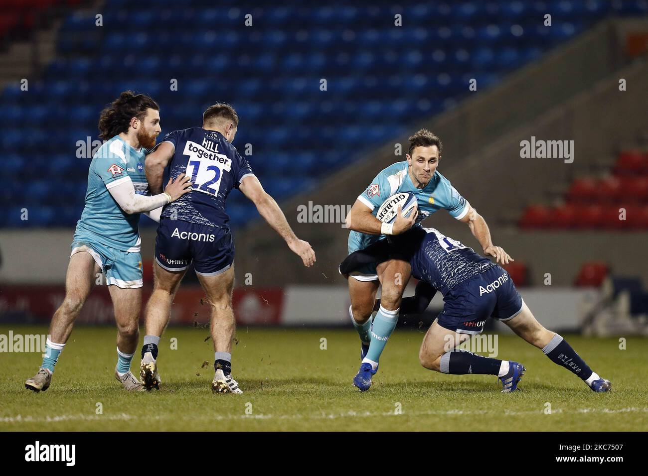 Il Worchesters Ashley Beck è affrontato da Sales 16. Curtis durante la partita Gallagher Premiership tra sale Sharks e Worcester Warriors all'AJ Bell Stadium, Eccles, venerdì 8th gennaio 2021. (Foto di Chris Donnelly/MI News/NurPhoto) Foto Stock